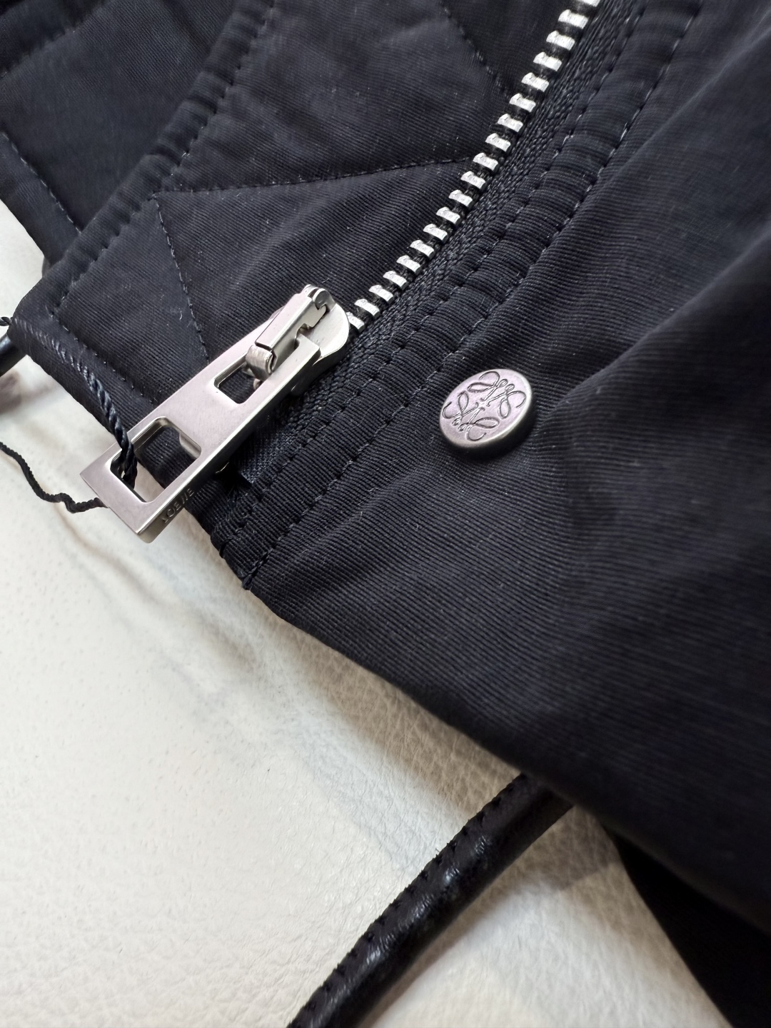 25002#新款羽绒服⚠️2025。
Loewe 羊羔毛领 可拆真皮领 90% 白鹅绒 羽绒背心 马甲羽