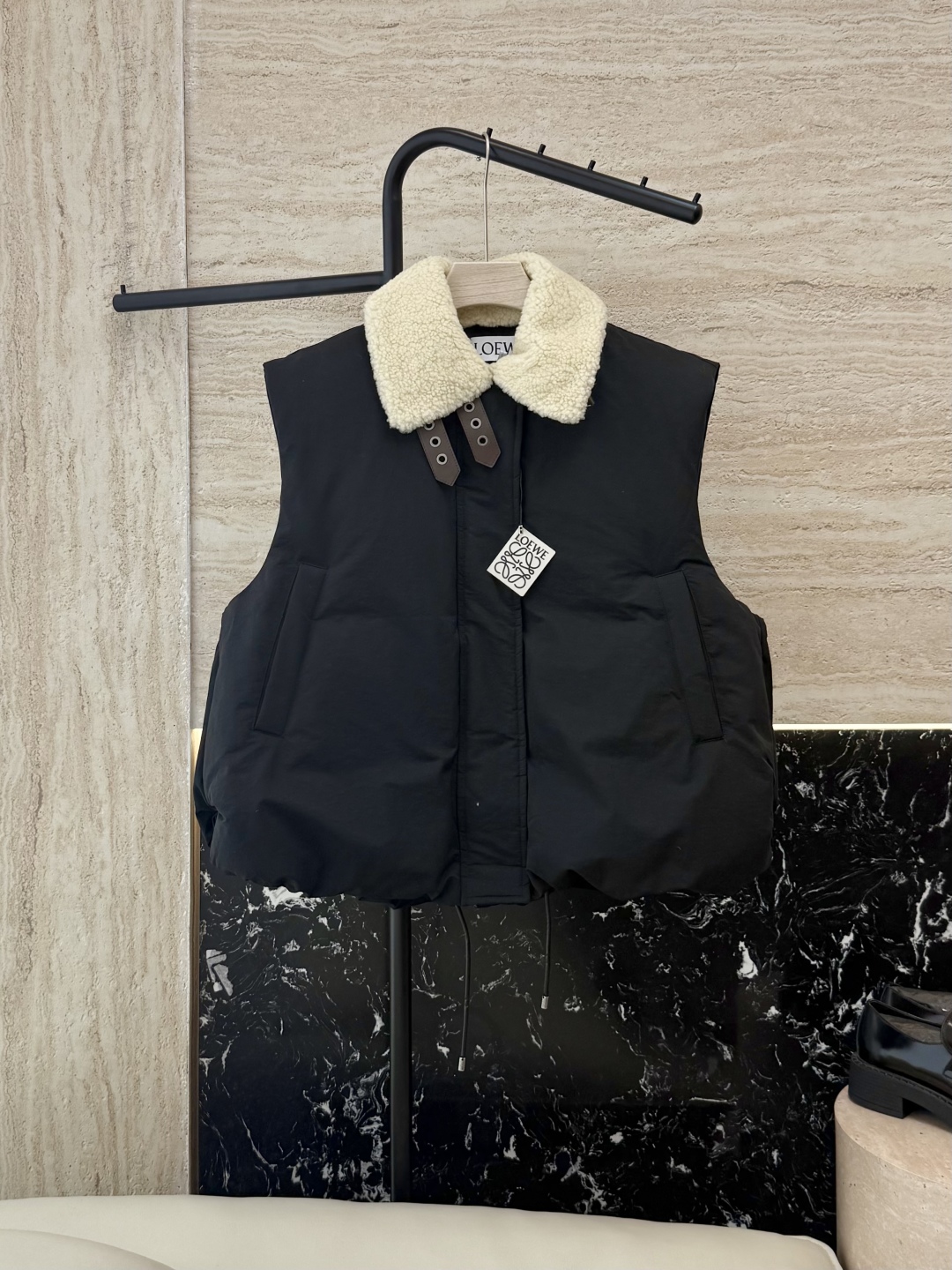 25002#新款羽绒服⚠️2025。
Loewe 羊羔毛领 可拆真皮领 90% 白鹅绒 羽绒背心 马甲羽