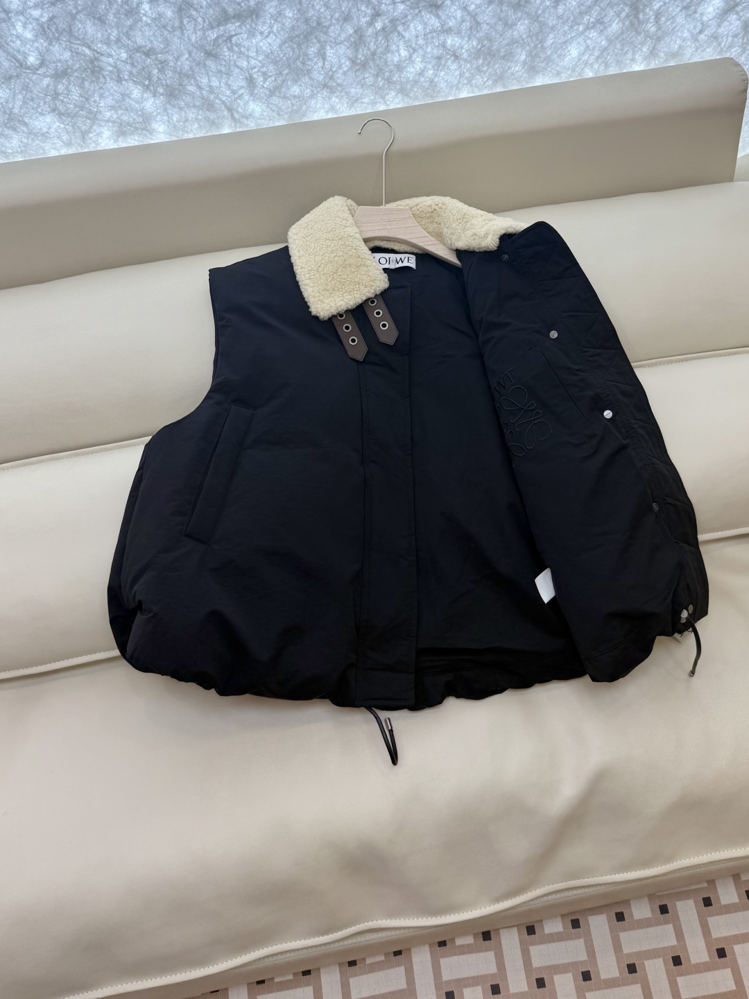 25002#新款羽绒服⚠️2025。
Loewe 羊羔毛领 可拆真皮领 90% 白鹅绒 羽绒背心 马甲羽