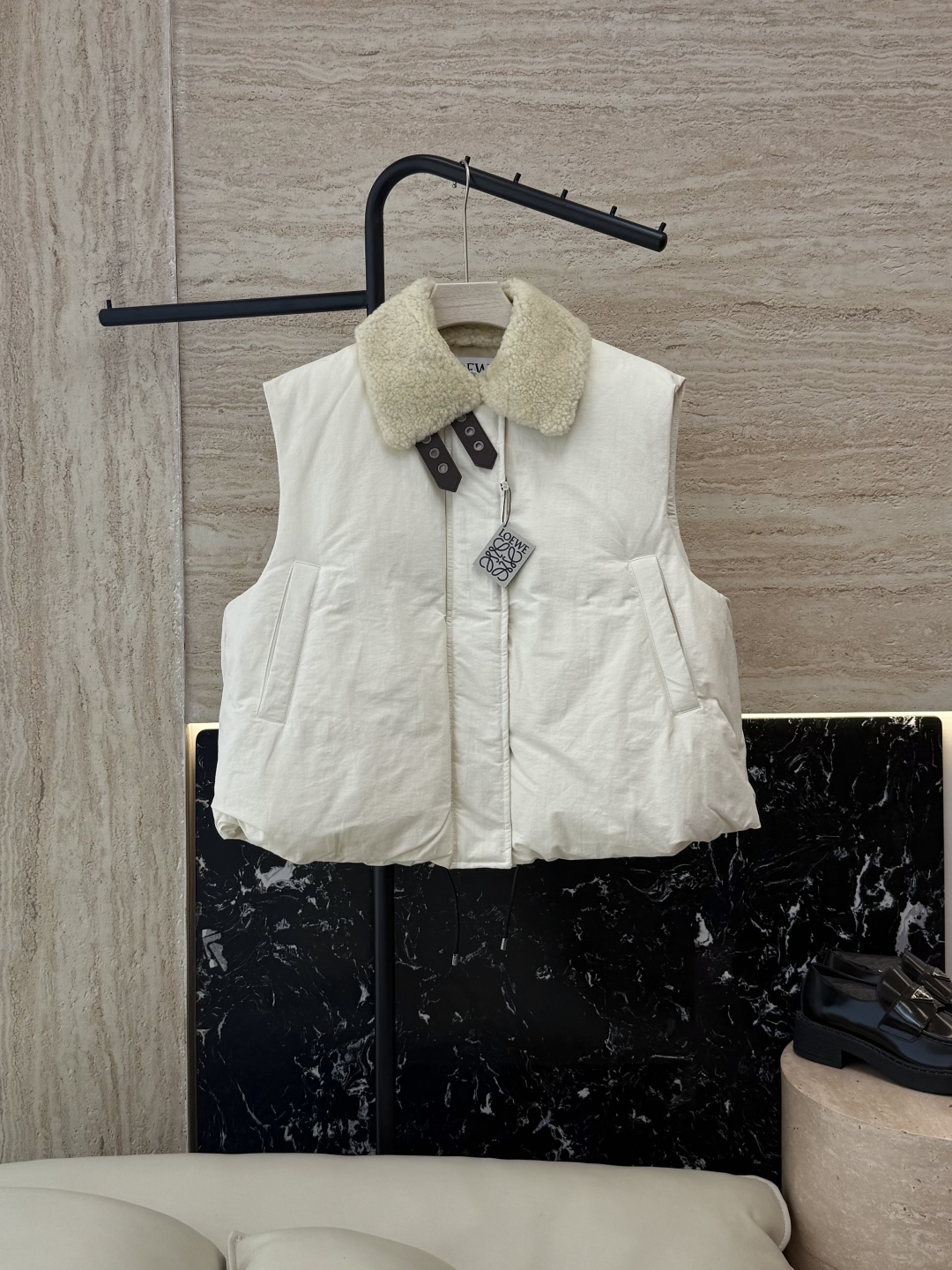 25002#新款羽绒服⚠️2025。
Loewe 羊羔毛领 可拆真皮领 90% 白鹅绒 羽绒背心 马甲羽