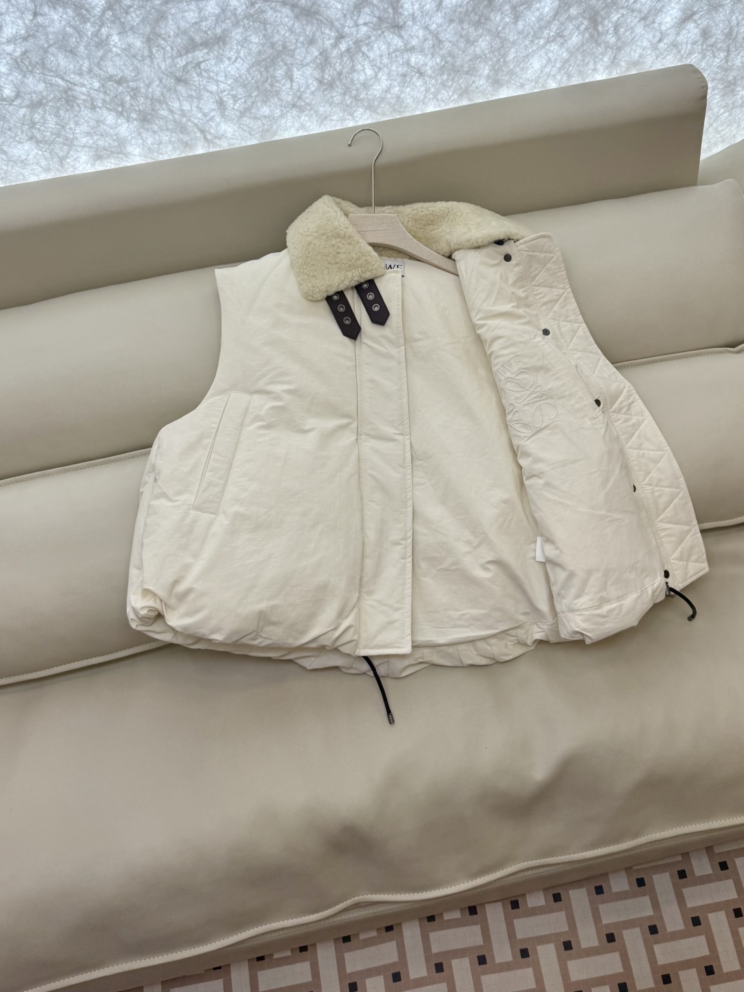 25002#新款羽绒服⚠️2025。
Loewe 羊羔毛领 可拆真皮领 90% 白鹅绒 羽绒背心 马甲羽