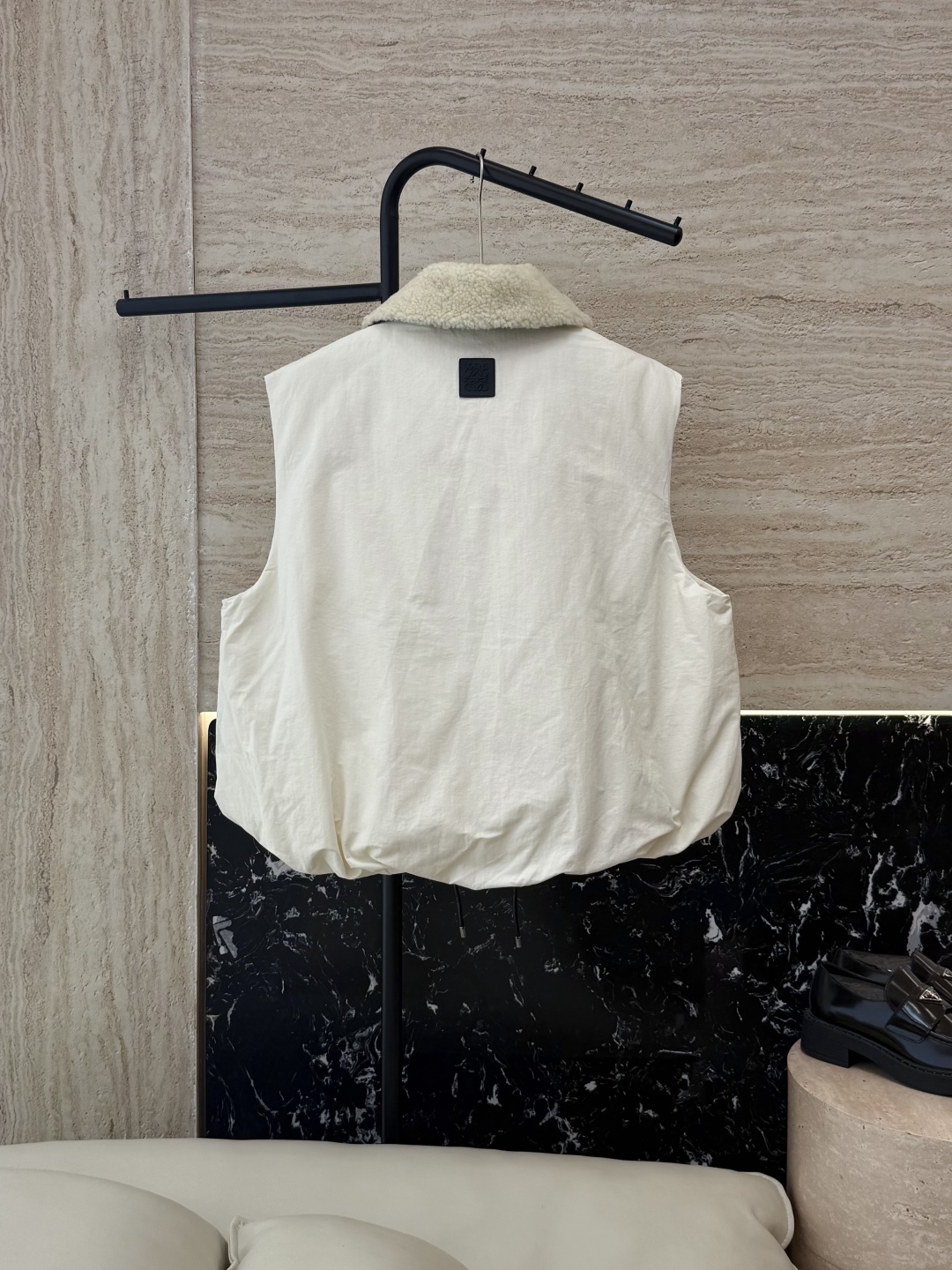 25002#新款羽绒服⚠️2025。
Loewe 羊羔毛领 可拆真皮领 90% 白鹅绒 羽绒背心 马甲羽