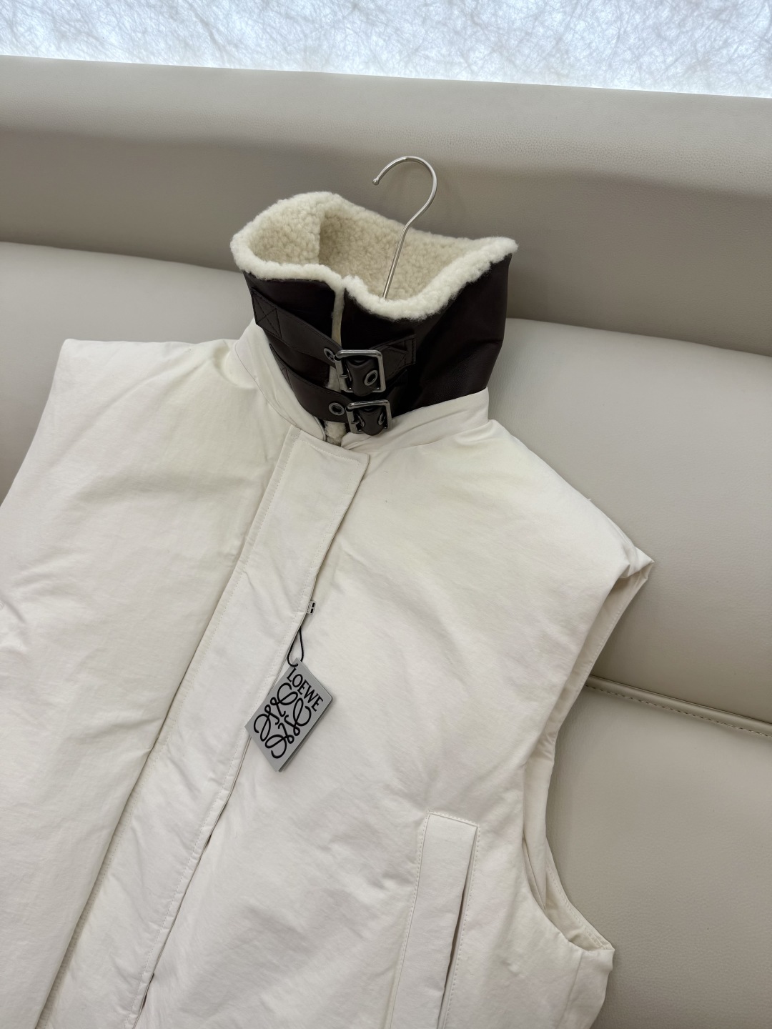 25002#新款羽绒服⚠️2025。
Loewe 羊羔毛领 可拆真皮领 90% 白鹅绒 羽绒背心 马甲羽