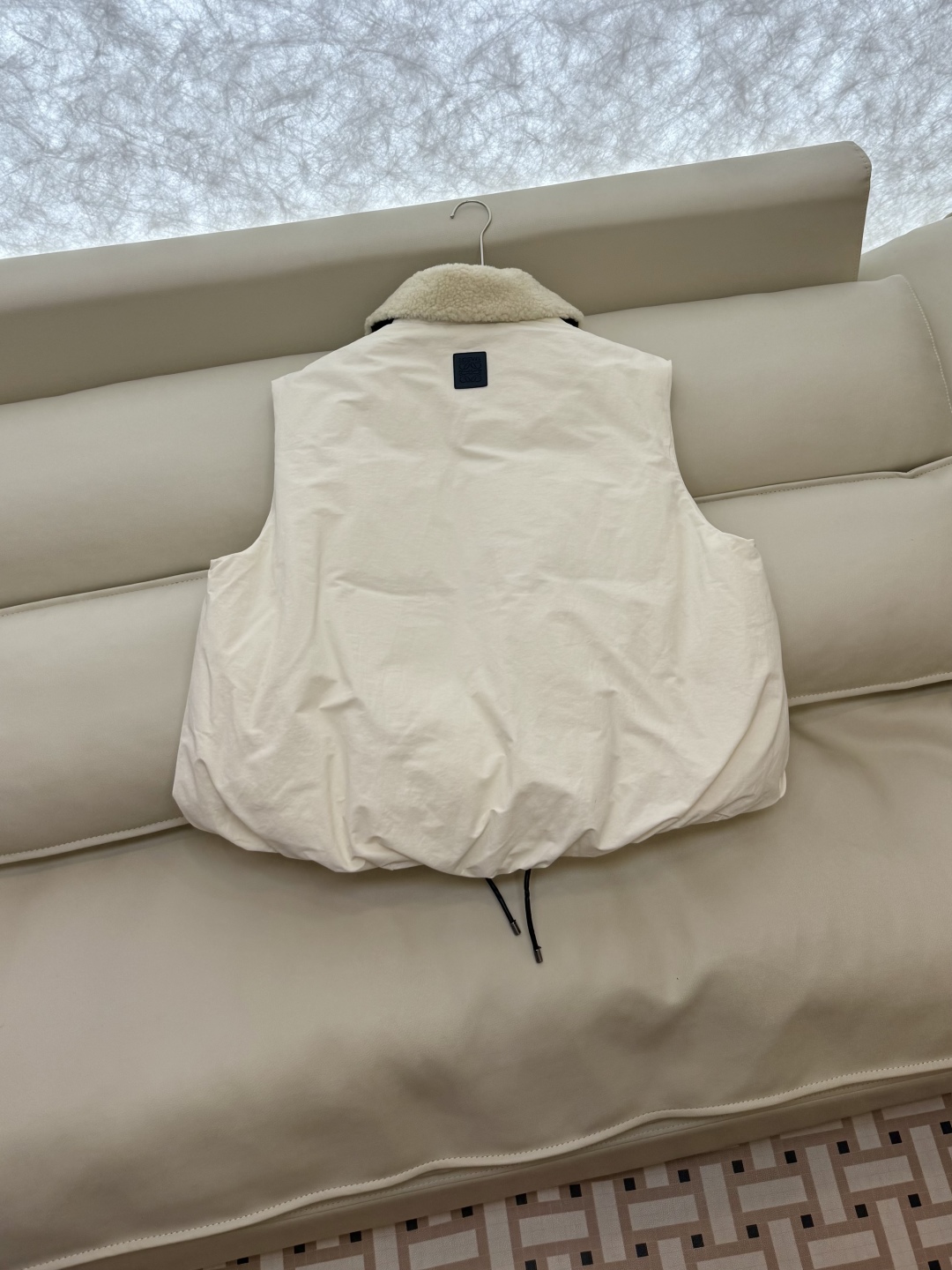 25002#新款羽绒服⚠️2025。
Loewe 羊羔毛领 可拆真皮领 90% 白鹅绒 羽绒背心 马甲羽