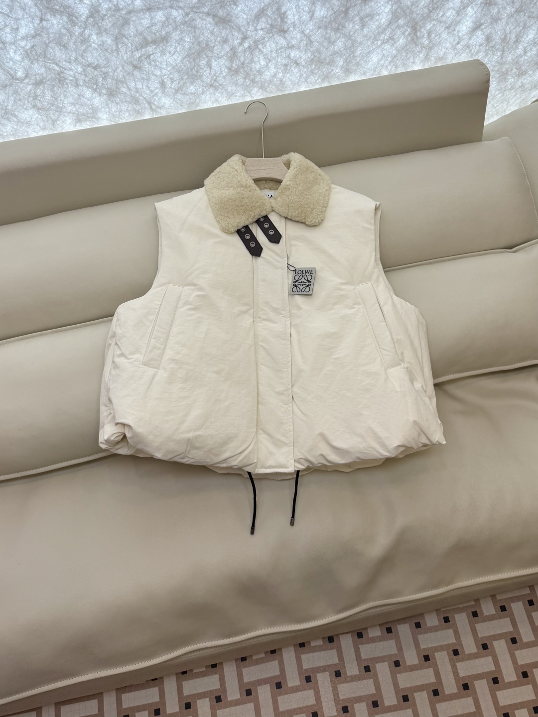 25002#新款羽绒服⚠️2025。
Loewe 羊羔毛领 可拆真皮领 90% 白鹅绒 羽绒背心 马甲羽