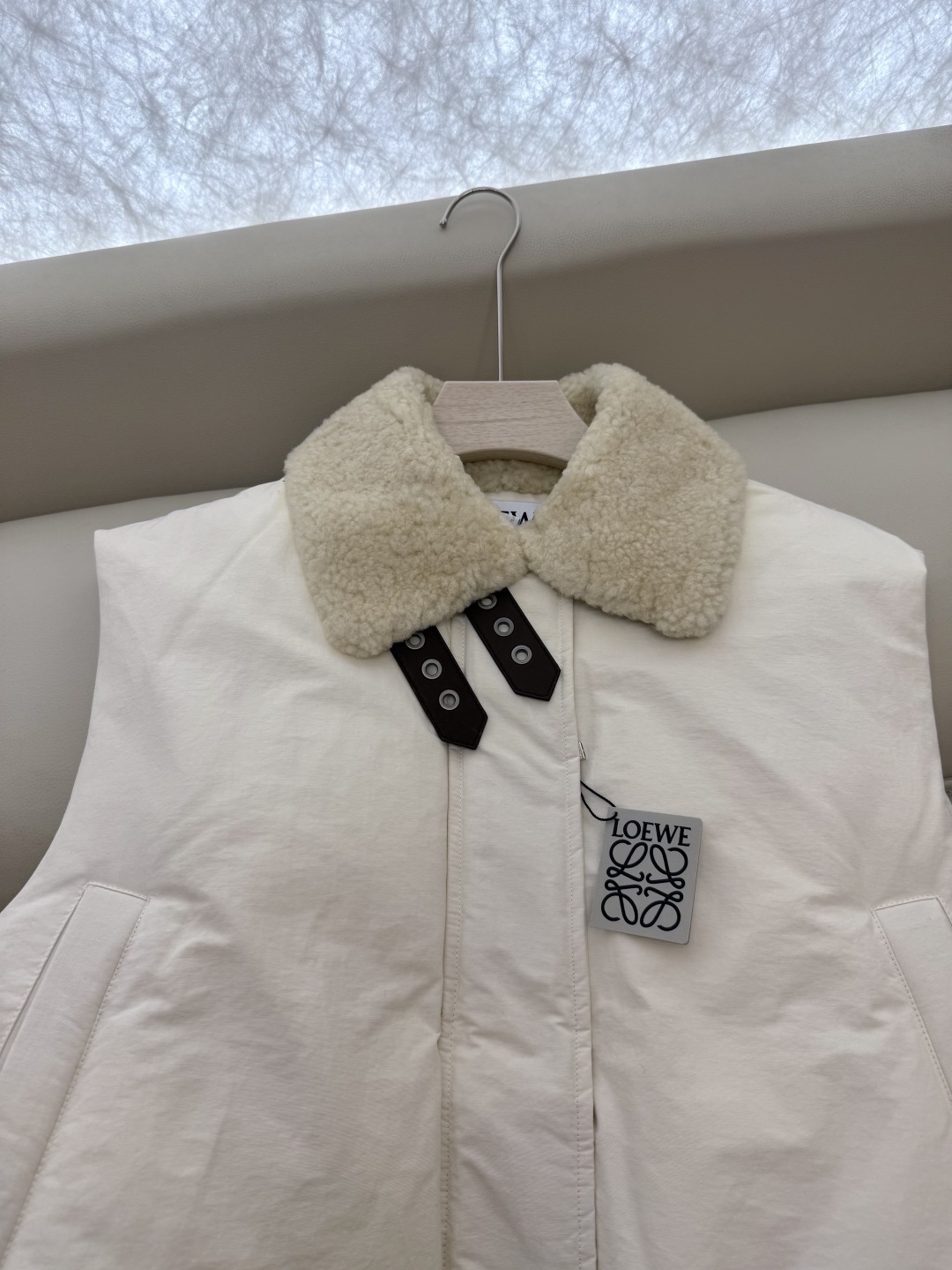 25002#新款羽绒服⚠️2025。
Loewe 羊羔毛领 可拆真皮领 90% 白鹅绒 羽绒背心 马甲羽