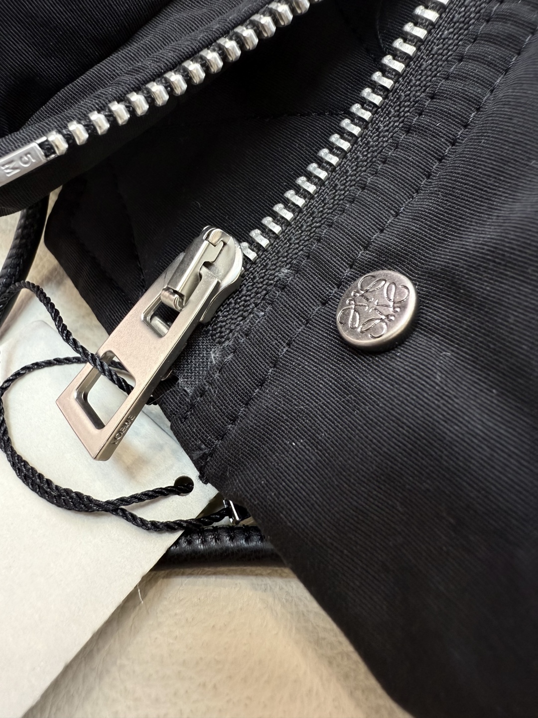 25001#新款羽绒服⚠️2025。
Loewe 羊羔毛领 可拆真皮领 90% 白鹅绒 长袖羽绒服  白