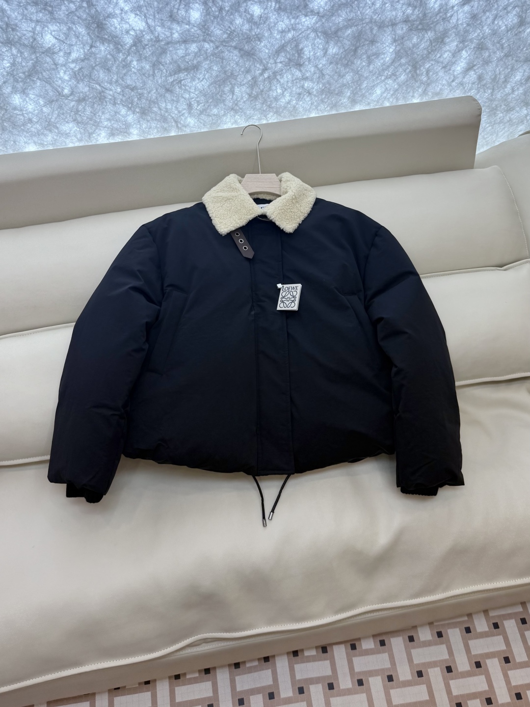 25001#新款羽绒服⚠️2025。
Loewe 羊羔毛领 可拆真皮领 90% 白鹅绒 长袖羽绒服  白