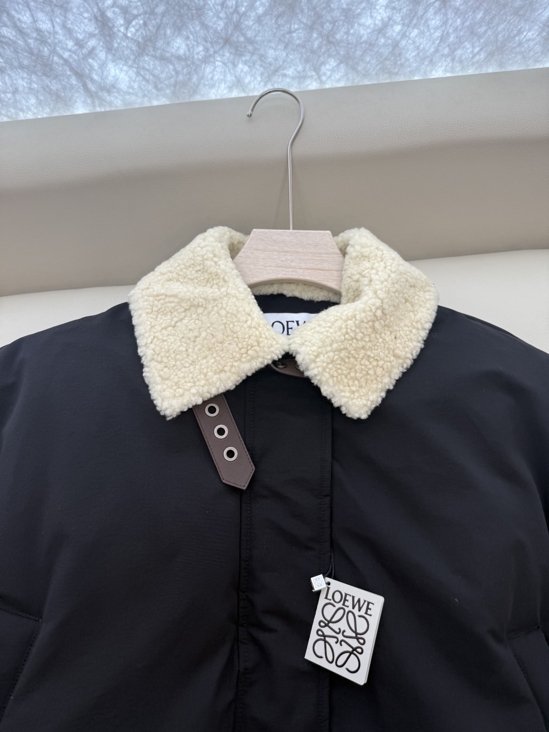 25001#新款羽绒服⚠️2025。
Loewe 羊羔毛领 可拆真皮领 90% 白鹅绒 长袖羽绒服  白