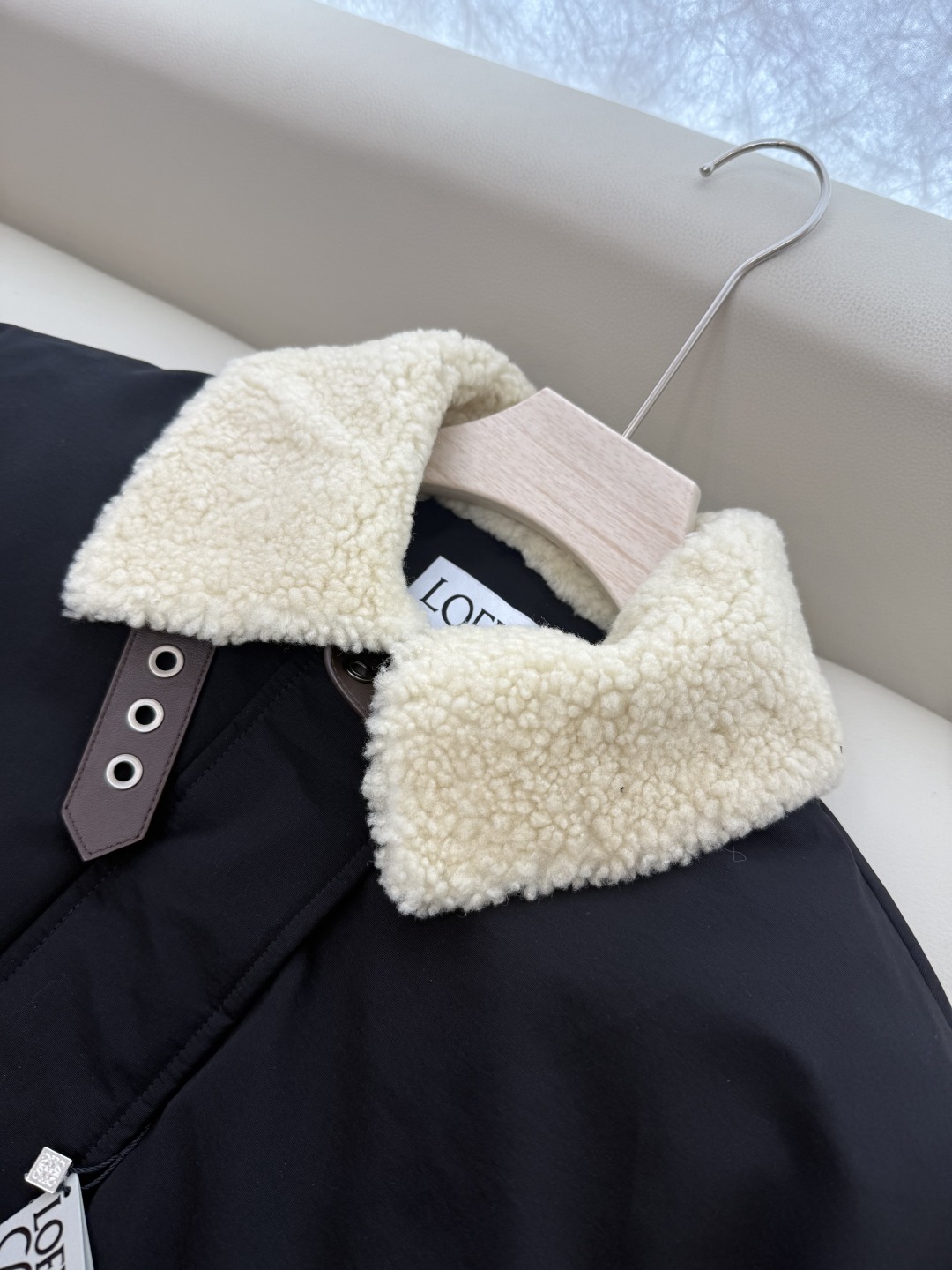 25001#新款羽绒服⚠️2025。
Loewe 羊羔毛领 可拆真皮领 90% 白鹅绒 长袖羽绒服  白
