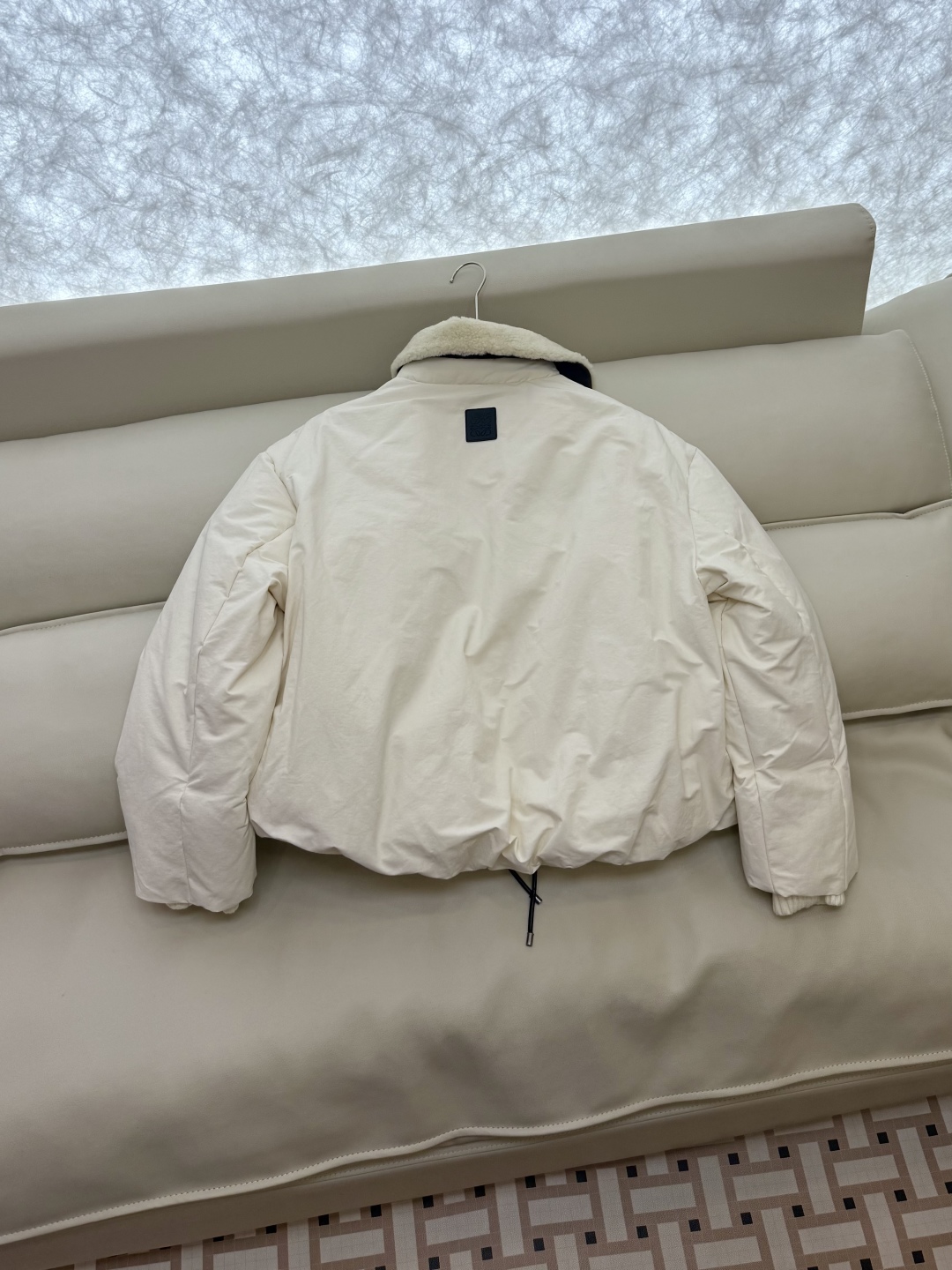 25001#新款羽绒服⚠️2025。
Loewe 羊羔毛领 可拆真皮领 90% 白鹅绒 长袖羽绒服  白