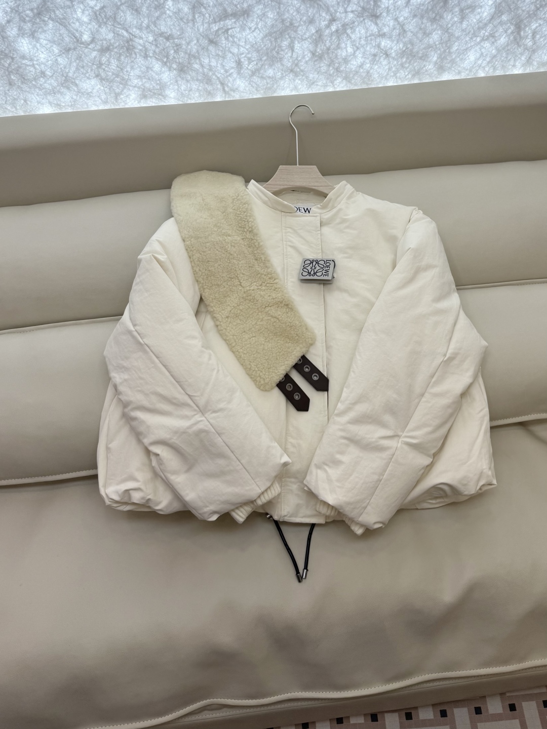 25001#新款羽绒服⚠️2025。
Loewe 羊羔毛领 可拆真皮领 90% 白鹅绒 长袖羽绒服  白