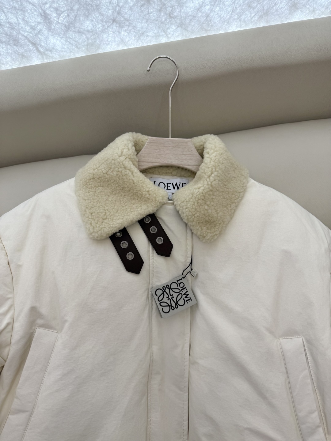 25001#新款羽绒服⚠️2025。
Loewe 羊羔毛领 可拆真皮领 90% 白鹅绒 长袖羽绒服  白
