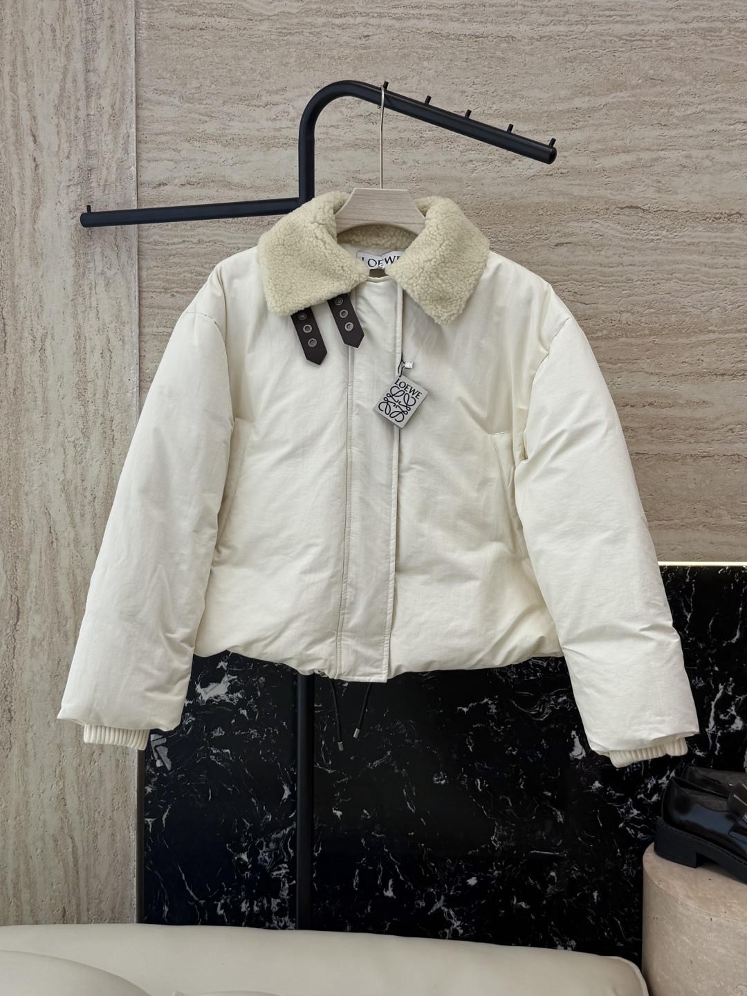 25001#新款羽绒服⚠️2025。
Loewe 羊羔毛领 可拆真皮领 90% 白鹅绒 长袖羽绒服  白