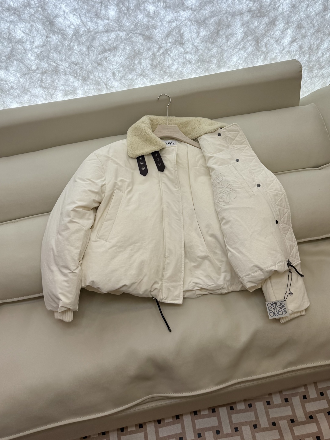 25001#新款羽绒服⚠️2025。
Loewe 羊羔毛领 可拆真皮领 90% 白鹅绒 长袖羽绒服  白