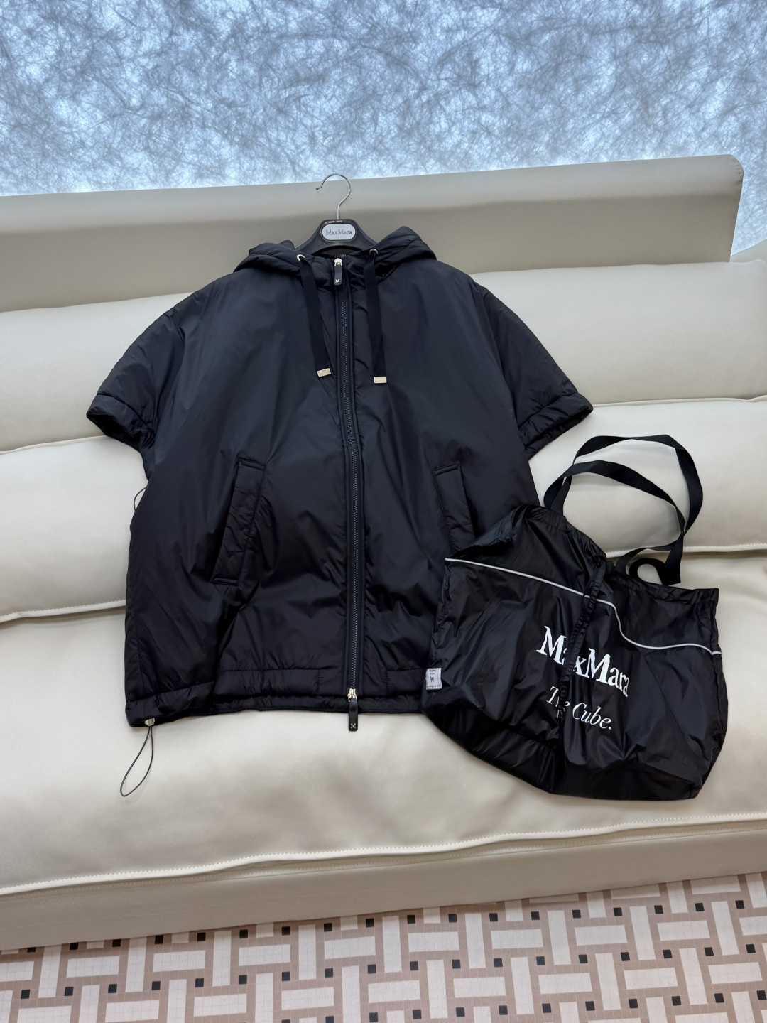 M626#新款驼绒服⚠️2025。
Max 48% 骆驼绒 4%桑蚕丝 进口面料 骆驼绒斗篷马甲 黑色 