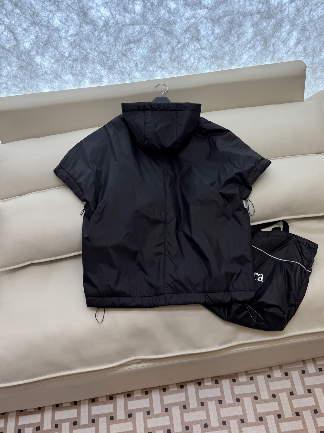 M626#新款驼绒服⚠️2025。
Max 48% 骆驼绒 4%桑蚕丝 进口面料 骆驼绒斗篷马甲 黑色 