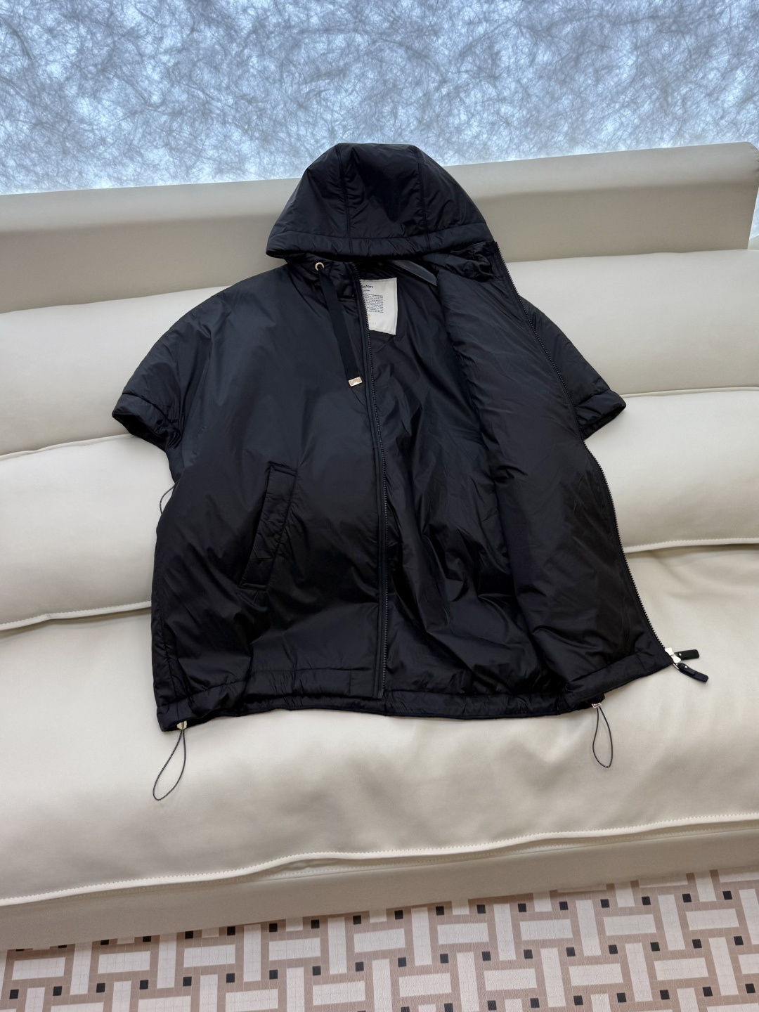 M626#新款驼绒服⚠️2025。
Max 48% 骆驼绒 4%桑蚕丝 进口面料 骆驼绒斗篷马甲 黑色 