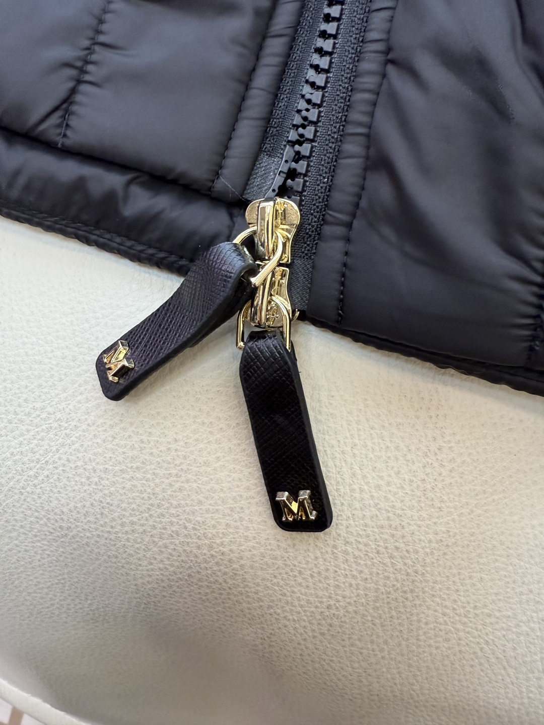 M626#新款驼绒服⚠️2025。
Max 48% 骆驼绒 4%桑蚕丝 进口面料 骆驼绒斗篷马甲 黑色 