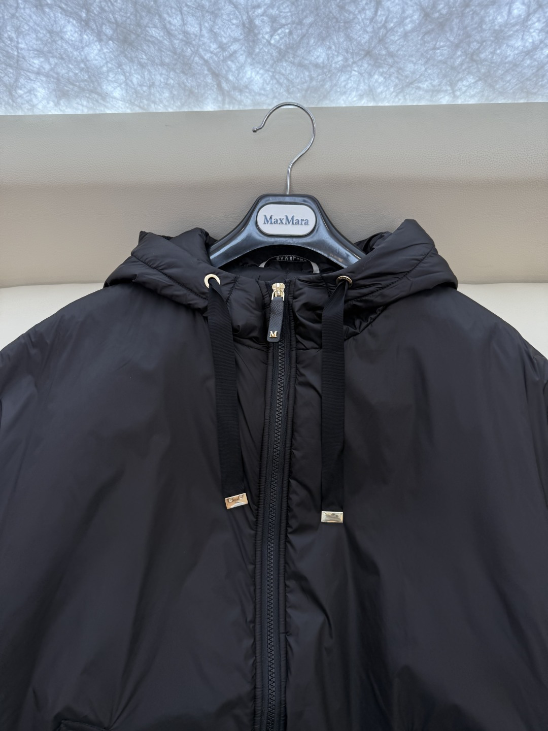 M626#新款驼绒服⚠️2025。
Max 48% 骆驼绒 4%桑蚕丝 进口面料 骆驼绒斗篷马甲 黑色 