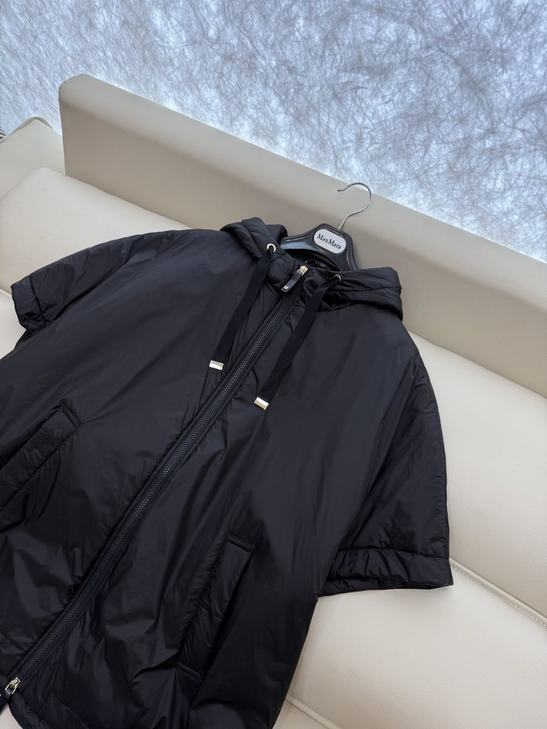 M626#新款驼绒服⚠️2025。
Max 48% 骆驼绒 4%桑蚕丝 进口面料 骆驼绒斗篷马甲 黑色 