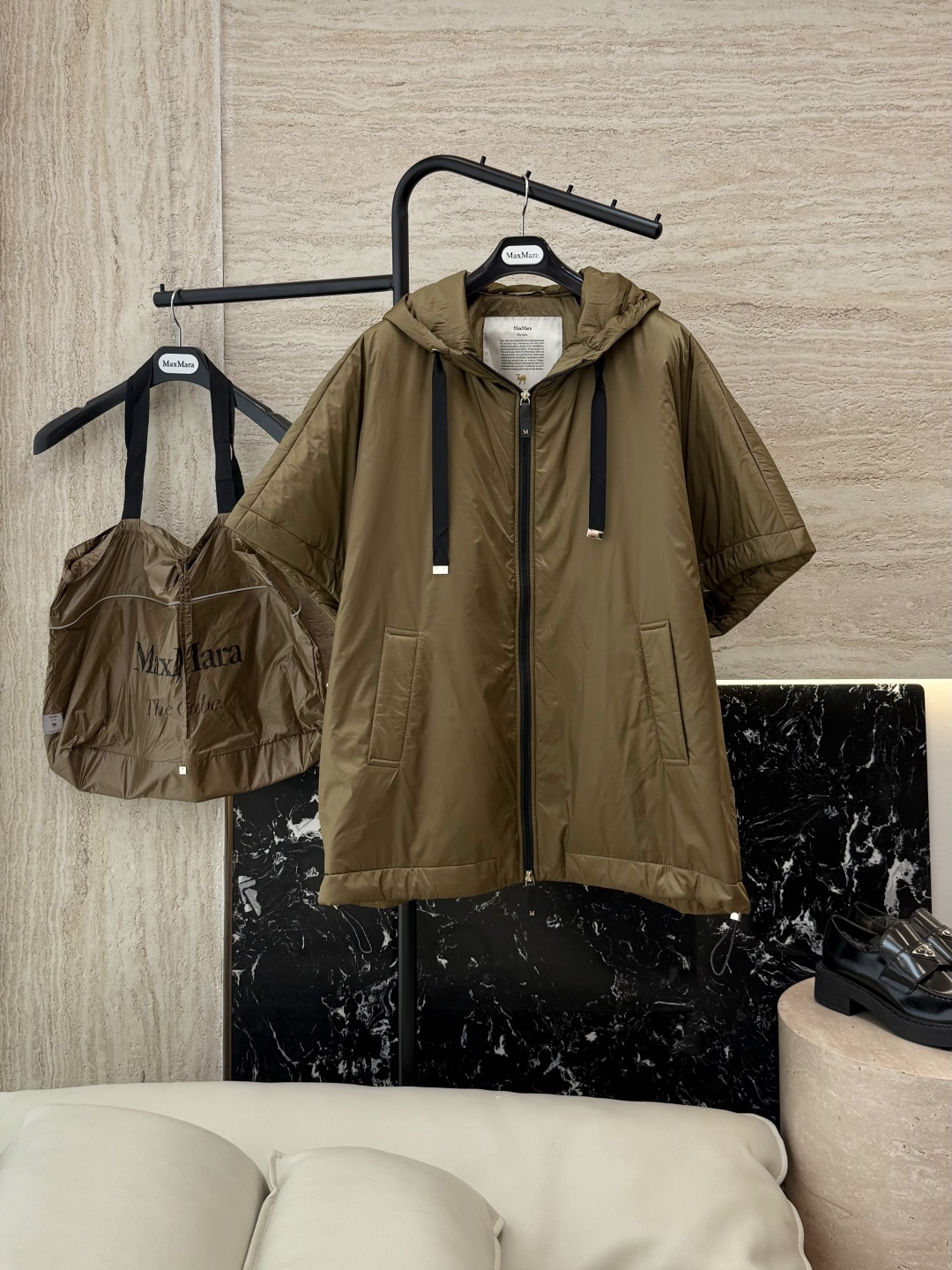 NO:478741,With dust bag M626# new camel velvet jacket Max 48 camel velvet 4 mulberry silk Imported fabric camel velvet cloak vest black brown 38/40/42 PS This price includes primary color high-quality cloth bag storage bag, alexander wang19860909配防尘袋M626#新款驼绒服 Max 48 骆驼绒 4桑蚕丝 进口面料 骆驼绒斗篷马甲 黑色 咖色 38/40/42 码 PS此价格含原色高品质布包收纳袋,,alexander wang,Women's clothing