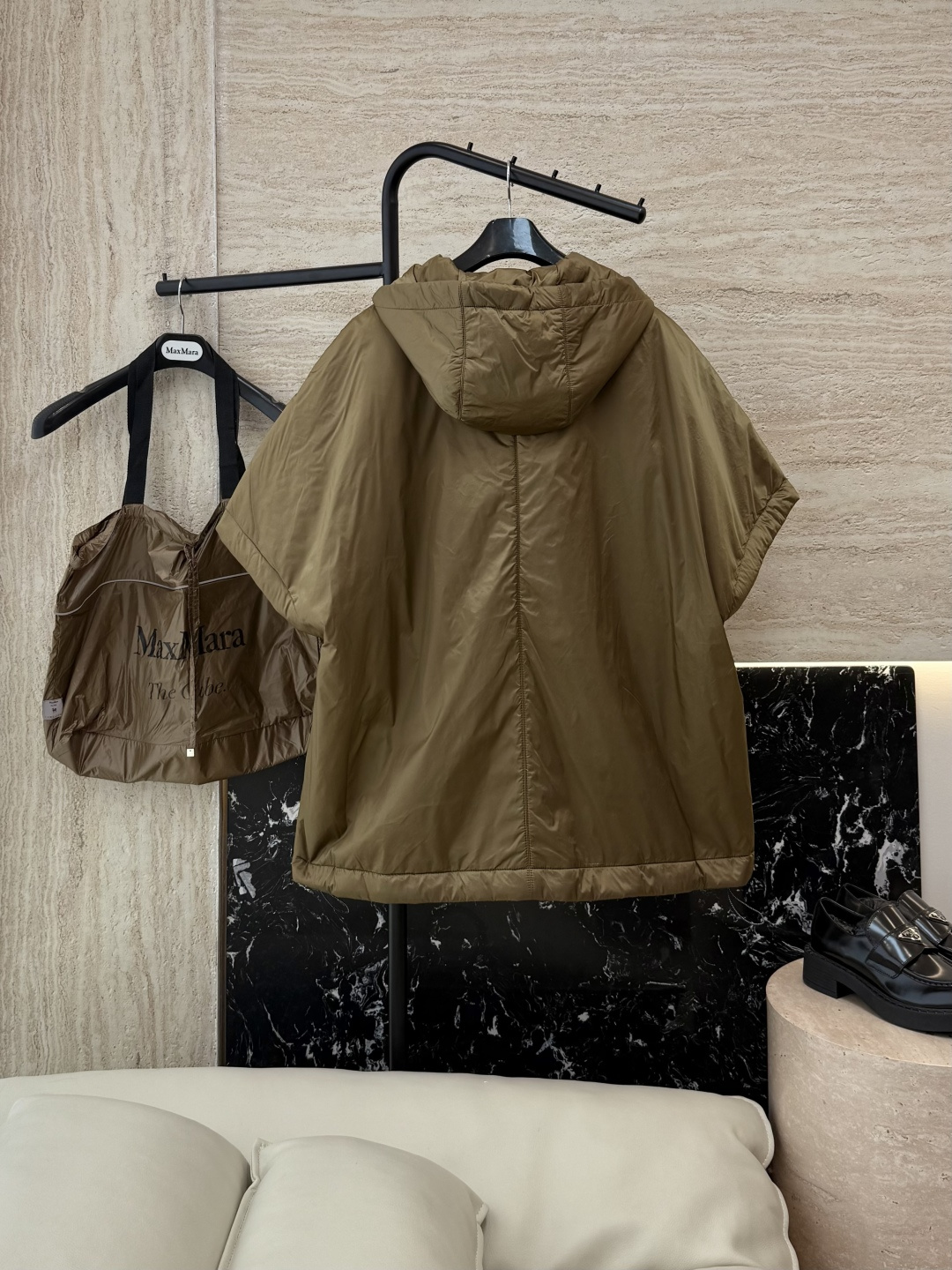 M626#新款驼绒服⚠️2025。
Max 48% 骆驼绒 4%桑蚕丝 进口面料 骆驼绒斗篷马甲 黑色 