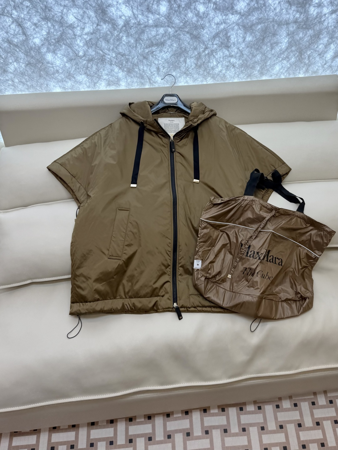 M626#新款驼绒服⚠️2025。
Max 48% 骆驼绒 4%桑蚕丝 进口面料 骆驼绒斗篷马甲 黑色 