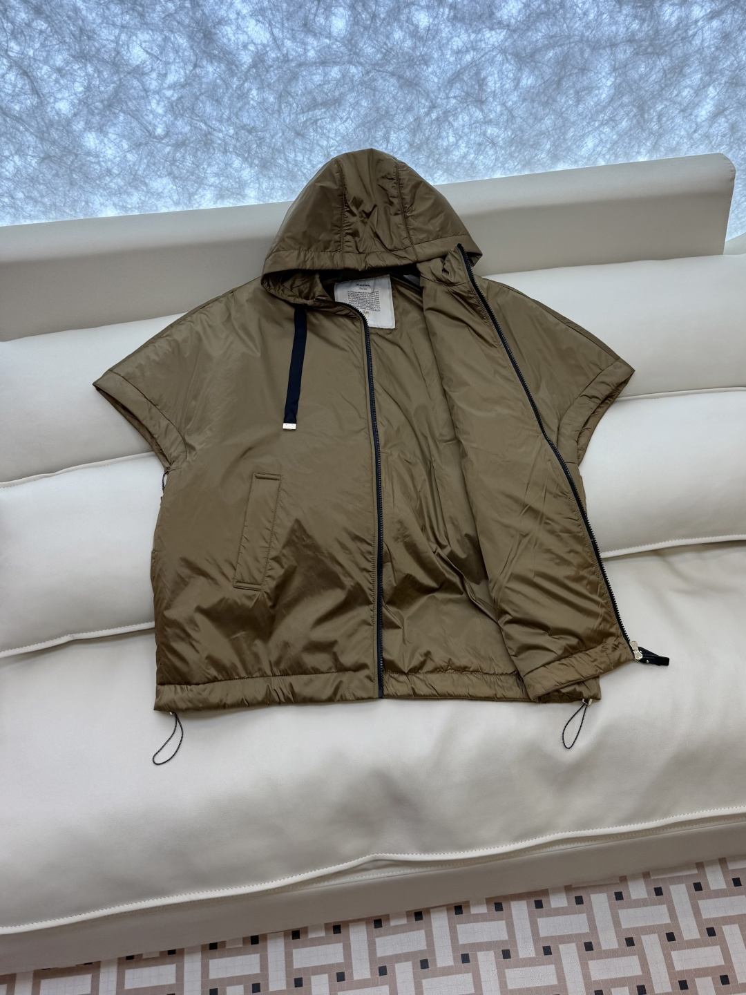 M626#新款驼绒服⚠️2025。
Max 48% 骆驼绒 4%桑蚕丝 进口面料 骆驼绒斗篷马甲 黑色 