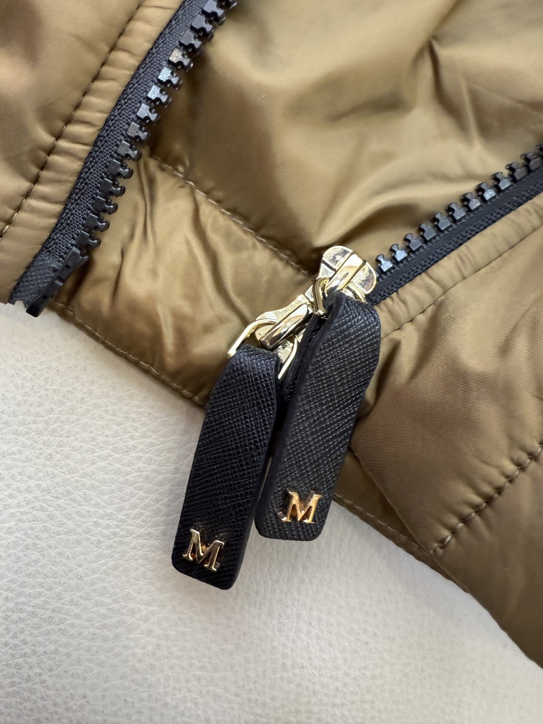 M626#新款驼绒服⚠️2025。
Max 48% 骆驼绒 4%桑蚕丝 进口面料 骆驼绒斗篷马甲 黑色 