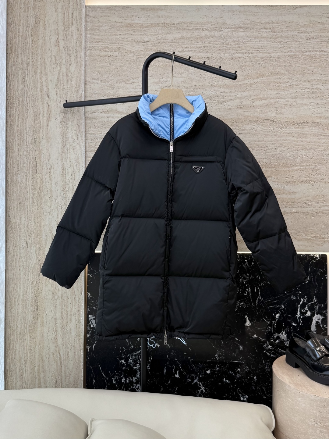 #新款羽绒服⚠️2025。
Prada 三角标 立领后背拉链款 中长款羽绒服 90% 白鹅绒 黑色蓝底 