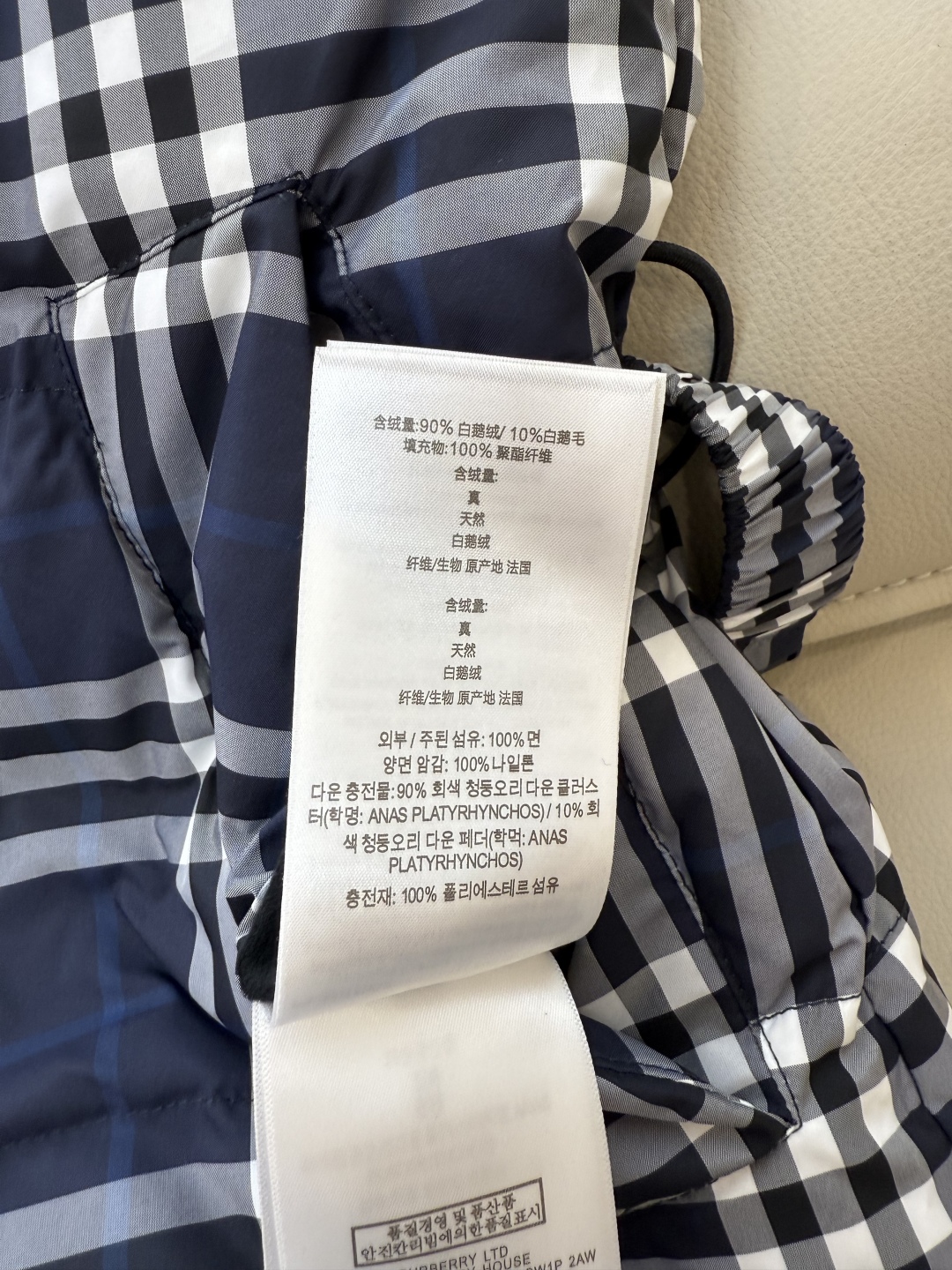 AH732#新款羽绒服⚠️2025。
Bur 巴宝莉 格纹拼接 90% 白鹅绒 两面穿 马甲 羽绒服 杏