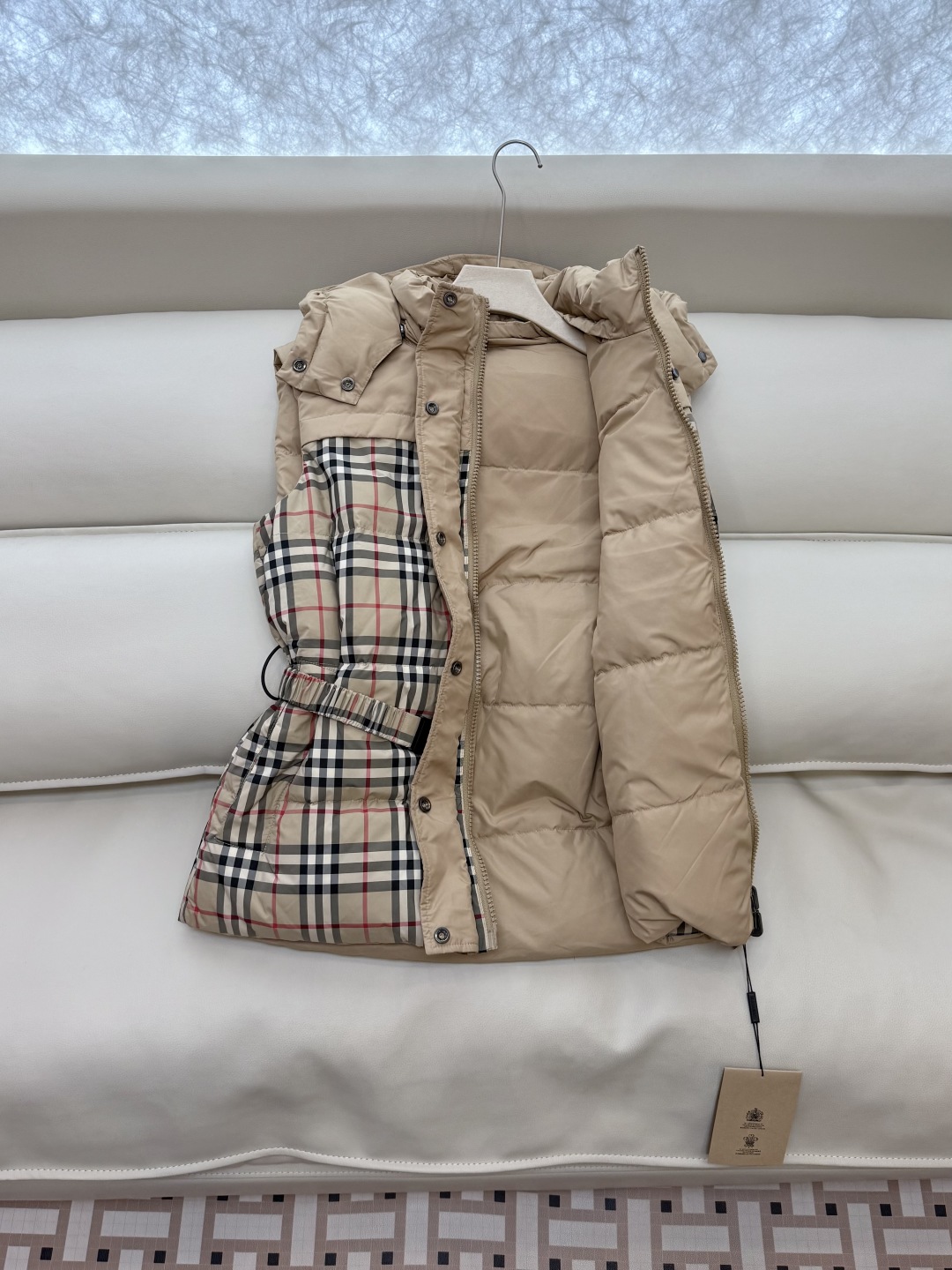 AH732#新款羽绒服⚠️2025。
Bur 巴宝莉 格纹拼接 90% 白鹅绒 两面穿 马甲 羽绒服 杏