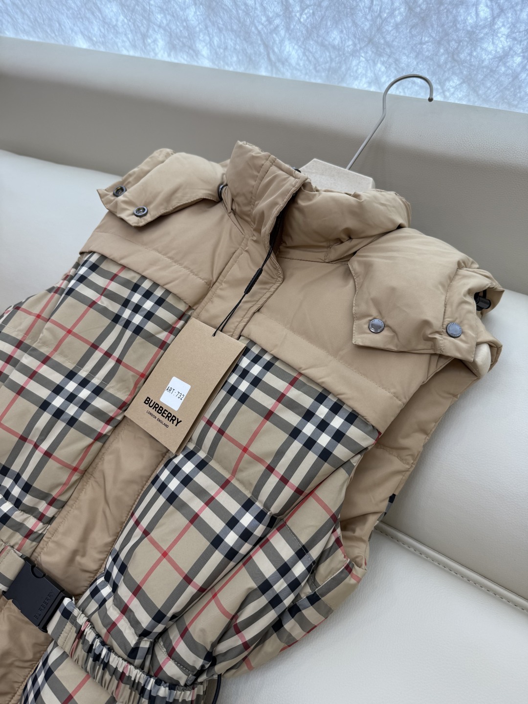 AH732#新款羽绒服⚠️2025。
Bur 巴宝莉 格纹拼接 90% 白鹅绒 两面穿 马甲 羽绒服 杏