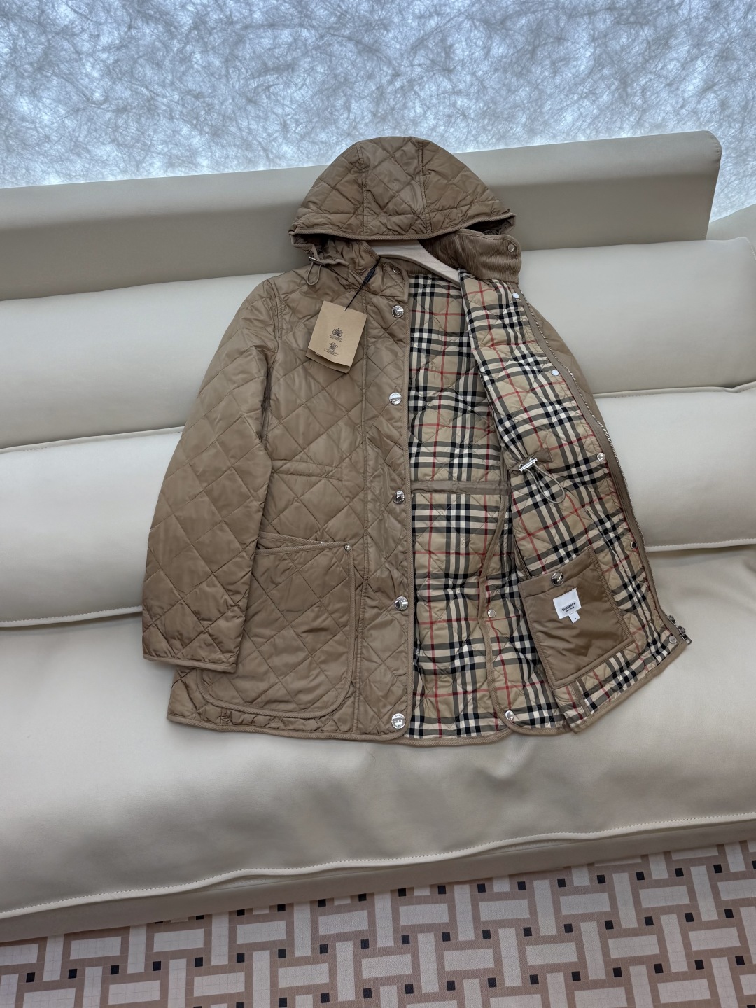 AH728#新款羽绒服⚠️2025。
Bur 巴宝莉 菱形格纹 薄款90% 白鹅绒 中长款 羽绒服 杏色