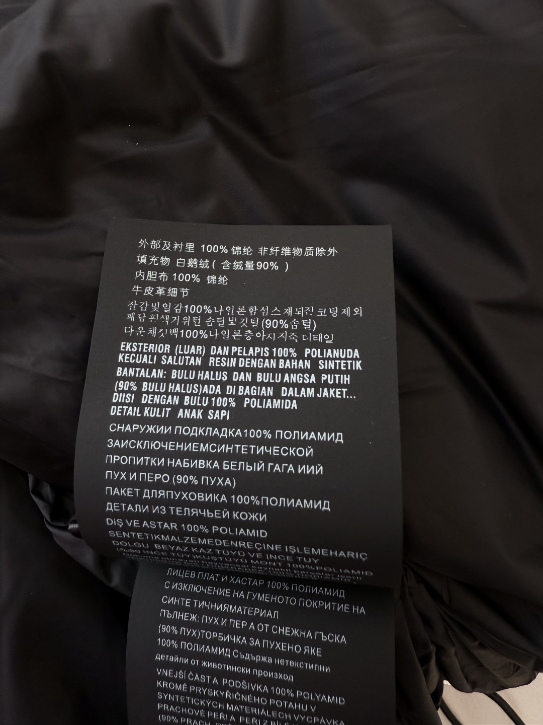 AH730#新款羽绒服⚠️。
PR 三角标 百搭款 带帽 90% 白鹅绒 羽绒马甲 黑色 杏色 黑色 3