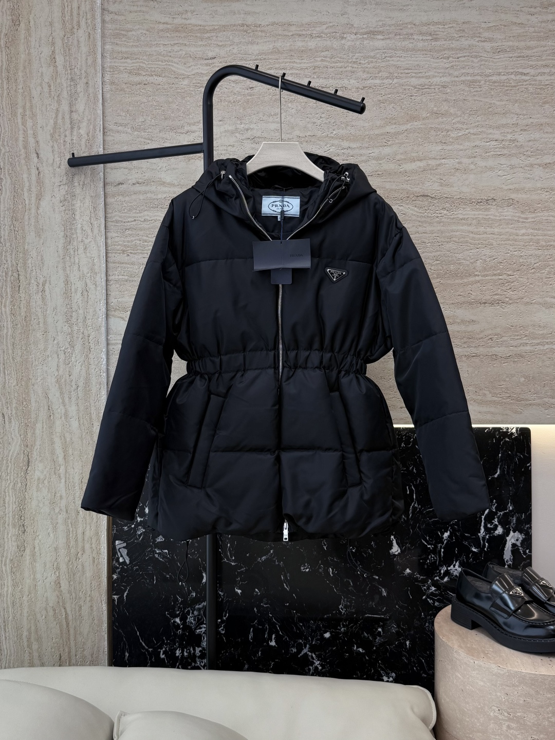 NO:481484,New down jacket with dust bag AH706# PR triangle label with hat 90 white goose down jacket off white black 38/40/42/44 size, hats, alexander wang19860909配防尘袋AH706#新款羽絨服 PR 三角標 带帽款 90 白鵝絨 羽絨服 米白色 黑色 38/40/42/44碼,,hats,alexander wang,Women's clothing