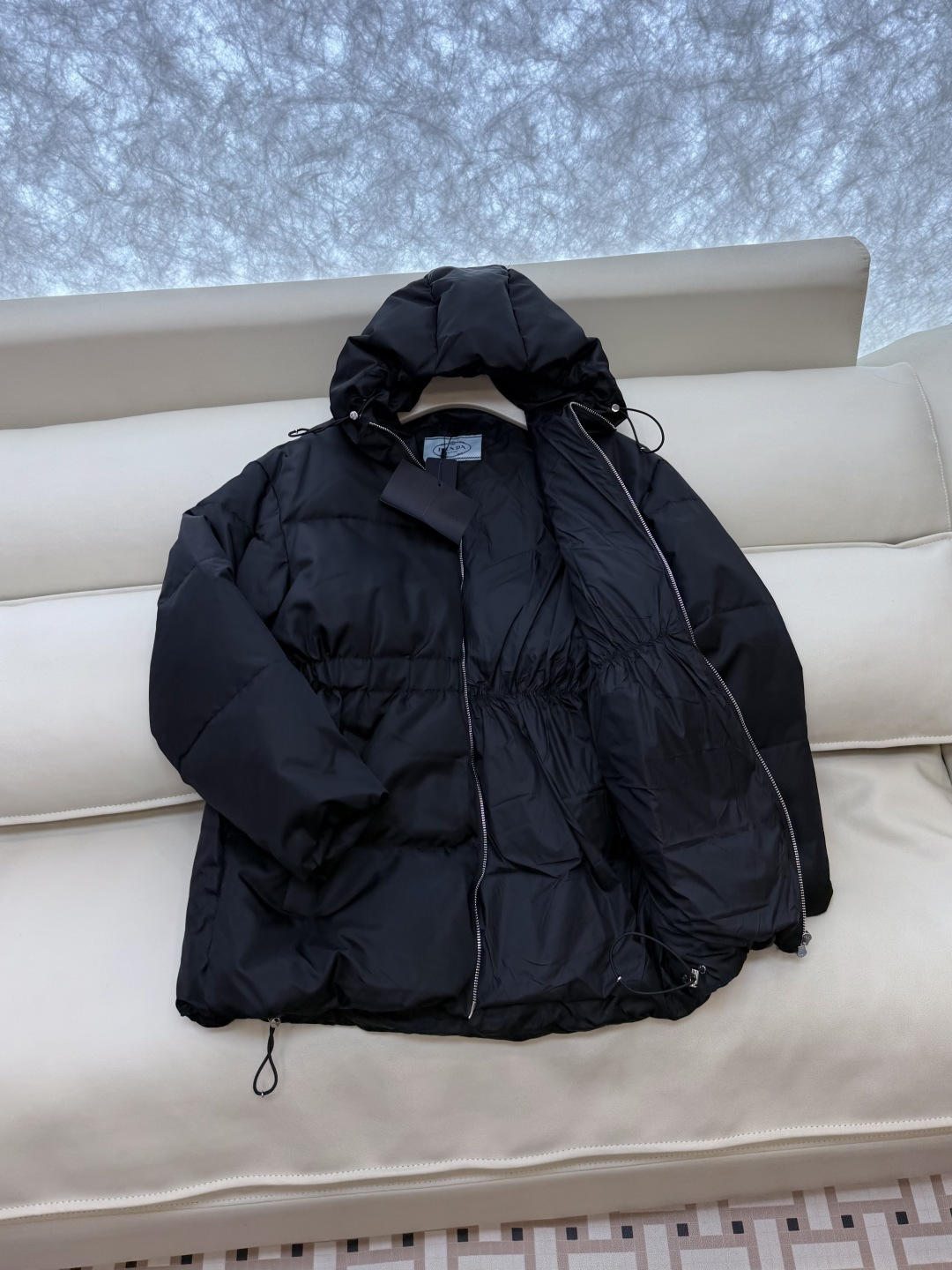 AH706#新款羽絨服⚠️2025。
PR 三角標 带帽款 90% 白鵝絨 羽絨服 米白色 黑色 38/