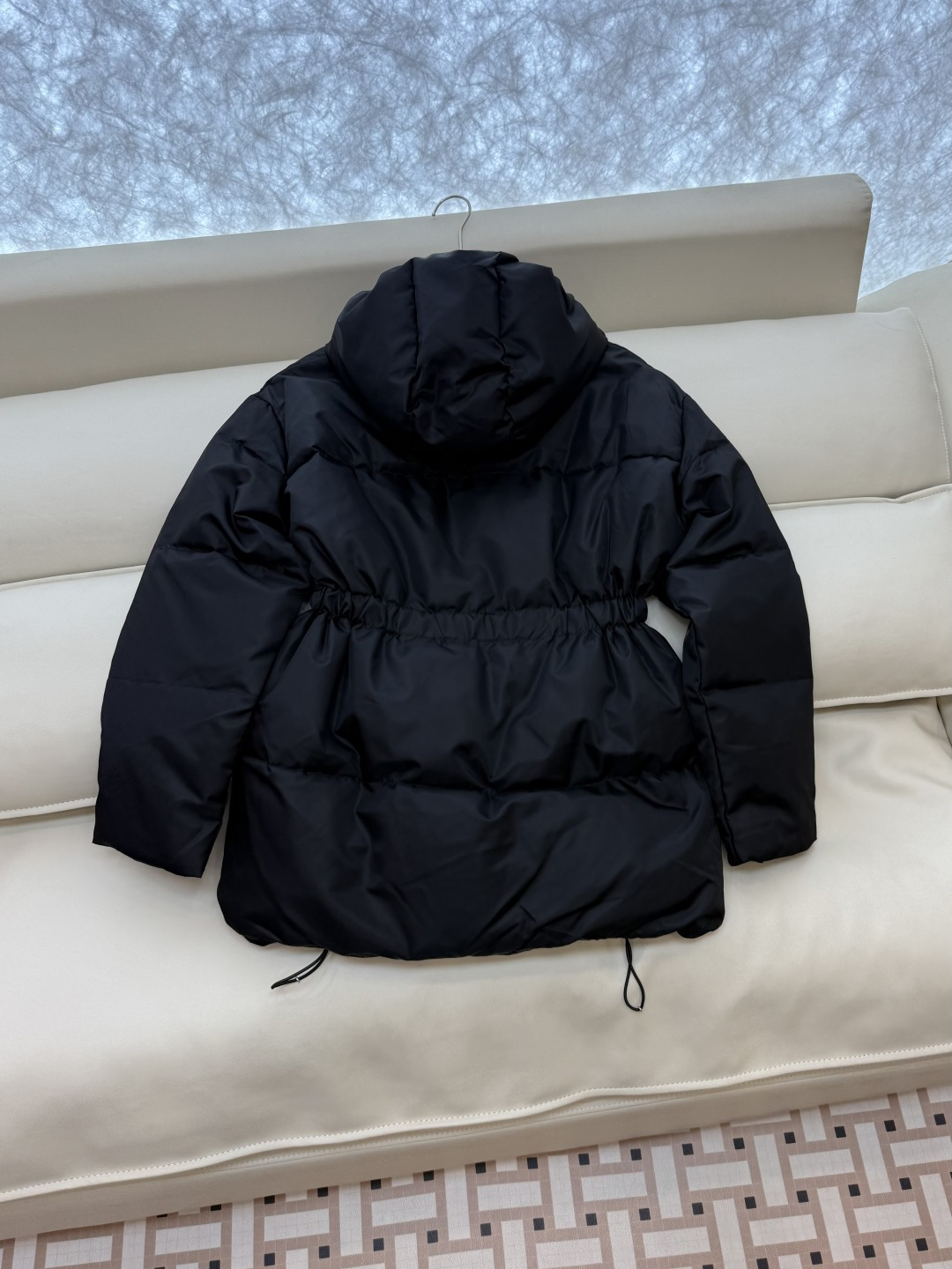 AH706#新款羽絨服⚠️2025。
PR 三角標 带帽款 90% 白鵝絨 羽絨服 米白色 黑色 38/