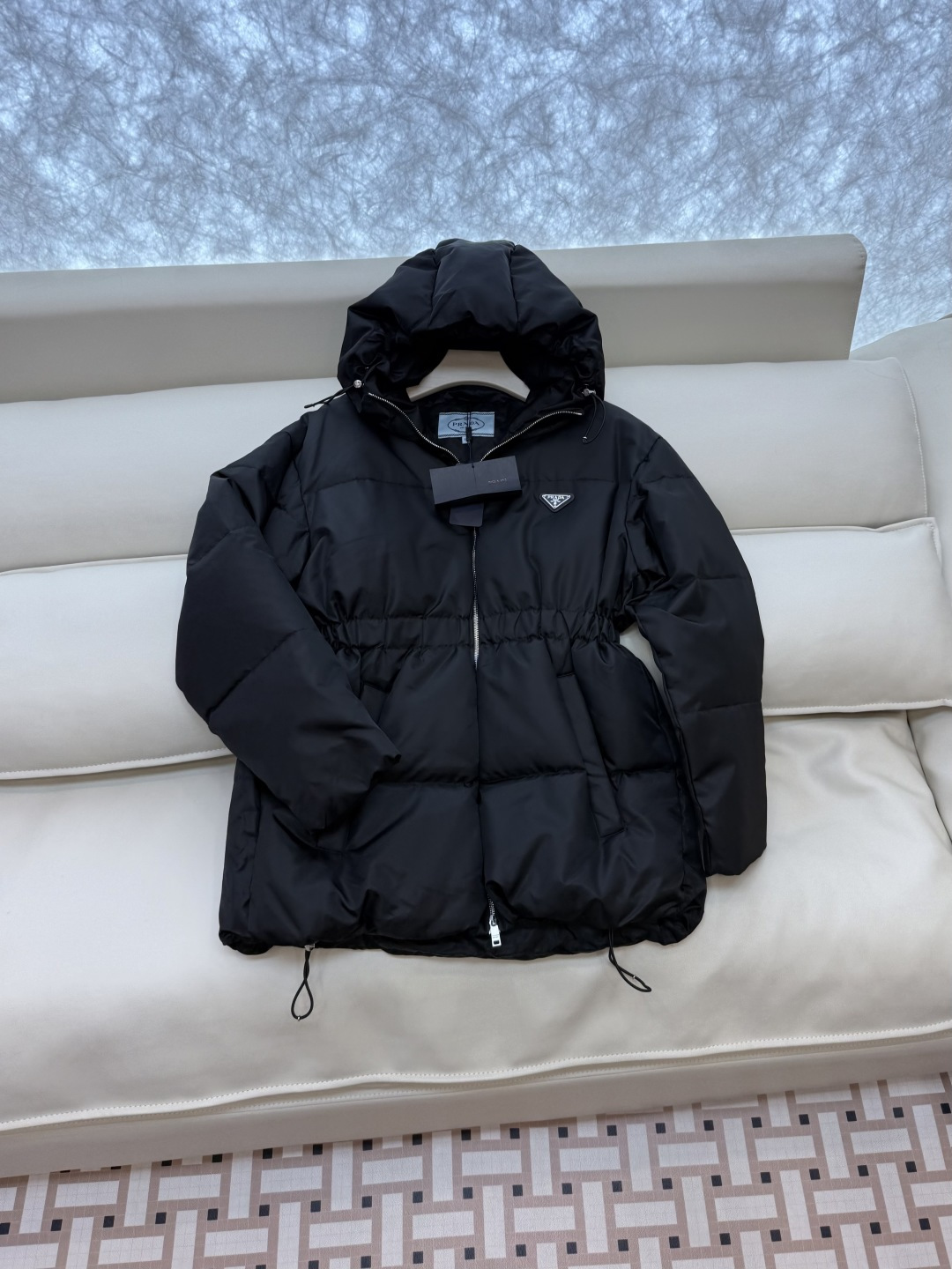 AH706#新款羽絨服⚠️2025。
PR 三角標 带帽款 90% 白鵝絨 羽絨服 米白色 黑色 38/