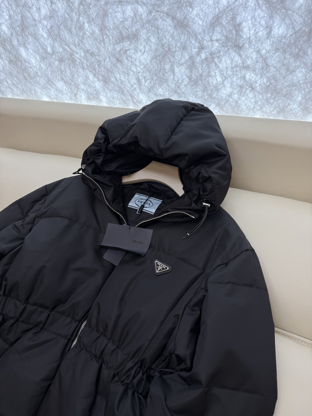 AH706#新款羽絨服⚠️2025。
PR 三角標 带帽款 90% 白鵝絨 羽絨服 米白色 黑色 38/