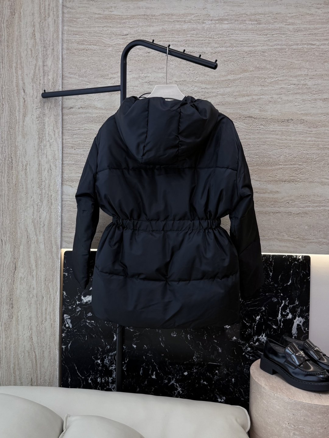 AH706#新款羽絨服⚠️2025。
PR 三角標 带帽款 90% 白鵝絨 羽絨服 米白色 黑色 38/