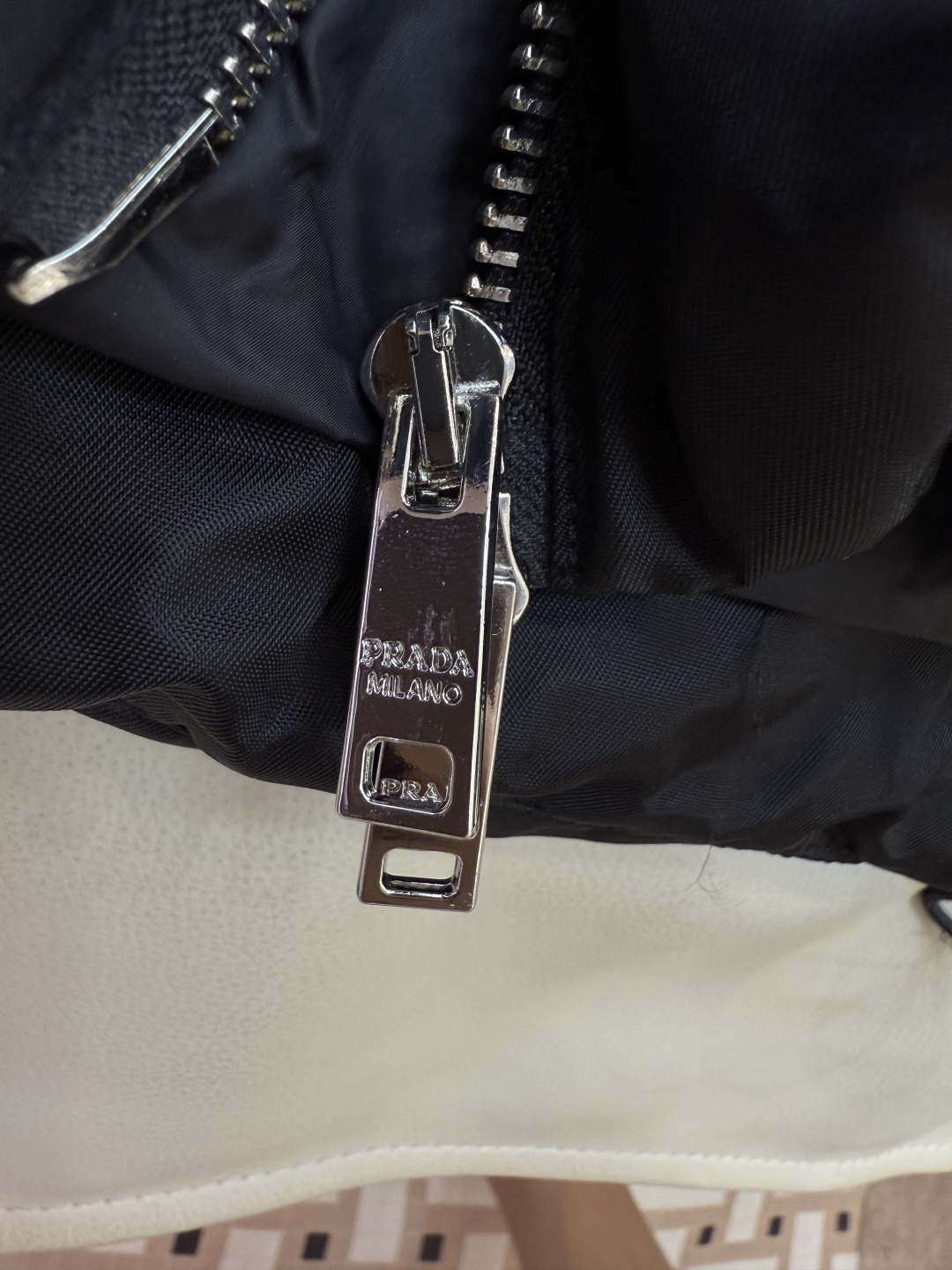 AH706#新款羽絨服⚠️2025。
PR 三角標 带帽款 90% 白鵝絨 羽絨服 米白色 黑色 38/