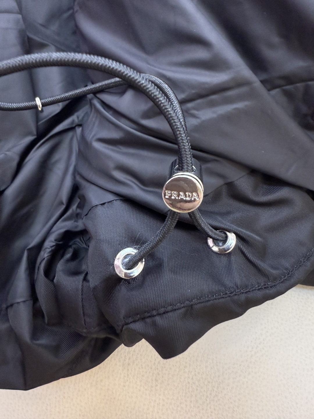 AH706#新款羽絨服⚠️2025。
PR 三角標 带帽款 90% 白鵝絨 羽絨服 米白色 黑色 38/