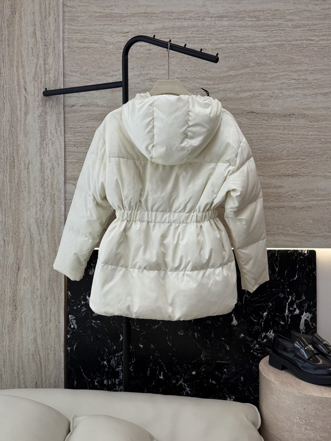 AH706#新款羽絨服⚠️2025。
PR 三角標 带帽款 90% 白鵝絨 羽絨服 米白色 黑色 38/