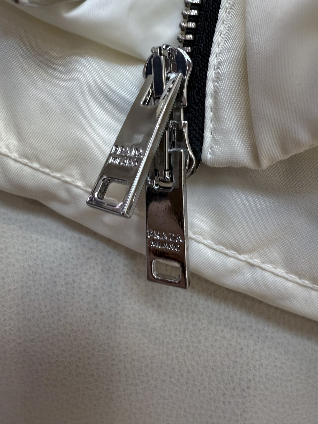 AH706#新款羽絨服⚠️2025。
PR 三角標 带帽款 90% 白鵝絨 羽絨服 米白色 黑色 38/