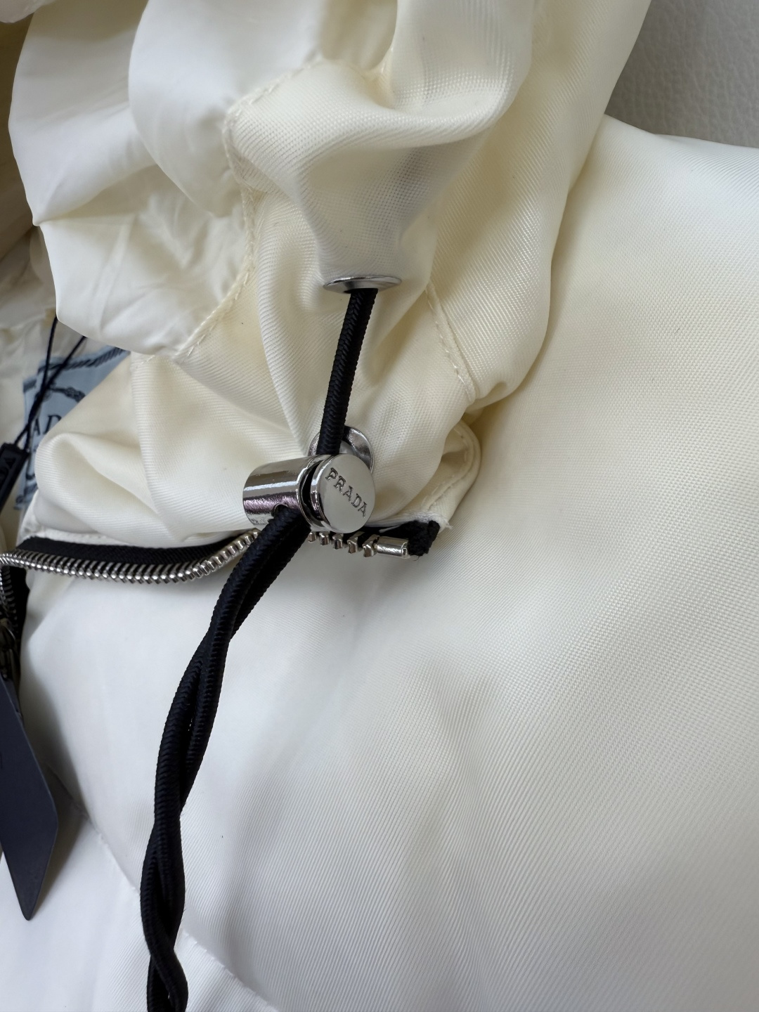 AH706#新款羽絨服⚠️2025。
PR 三角標 带帽款 90% 白鵝絨 羽絨服 米白色 黑色 38/