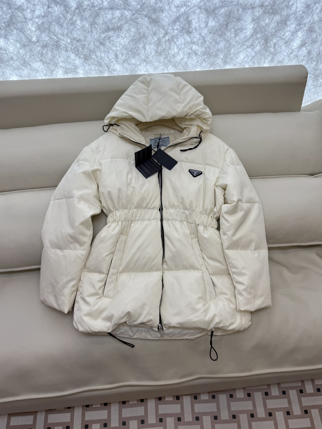 AH706#新款羽絨服⚠️2025。
PR 三角標 带帽款 90% 白鵝絨 羽絨服 米白色 黑色 38/