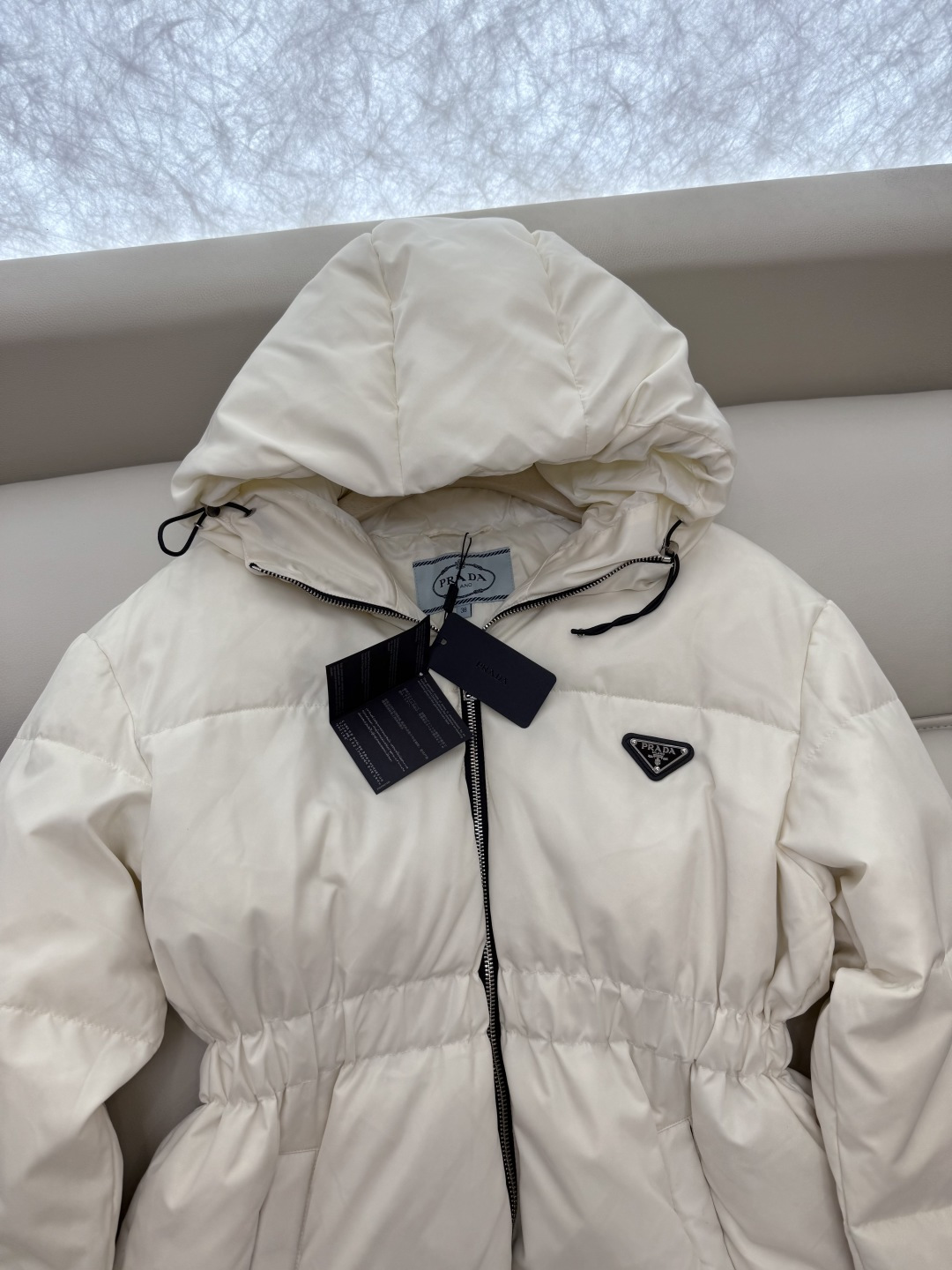 AH706#新款羽絨服⚠️2025。
PR 三角標 带帽款 90% 白鵝絨 羽絨服 米白色 黑色 38/