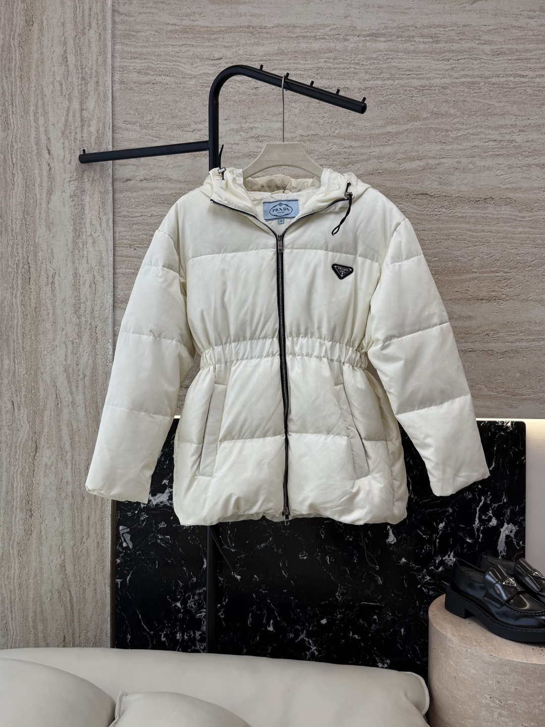 NO:481500,New down jacket with dust bag AH706# PR triangle label with hat 90 white goose down jacket off white black 38/40/42/44 size, hats, alexander wang19860909配防尘袋AH706#新款羽絨服 PR 三角標 带帽款 90 白鵝絨 羽絨服 米白色 黑色 38/40/42/44碼,,hats,alexander wang,Women's clothing